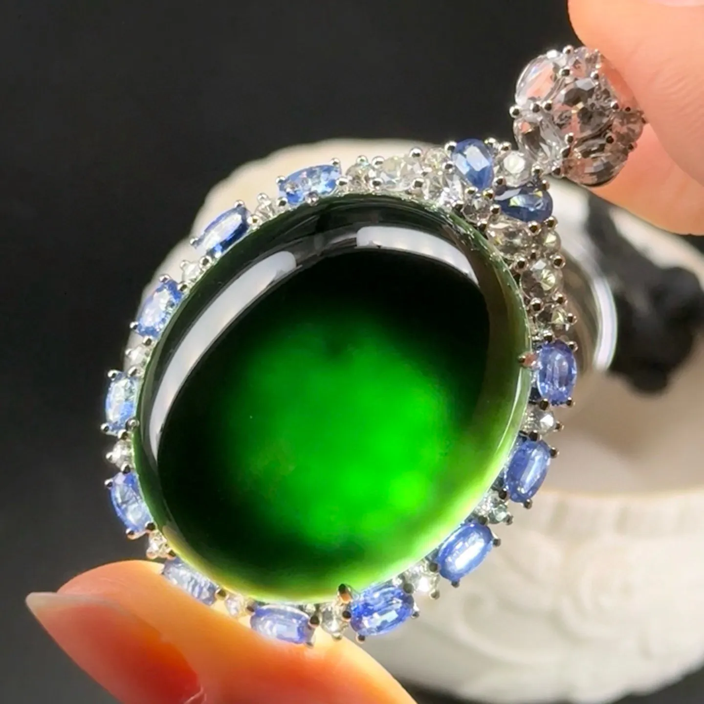 精品18k墨翠蛋面吊坠 种好色正 黑度极好 打灯通透 油性十足  尺寸52.9