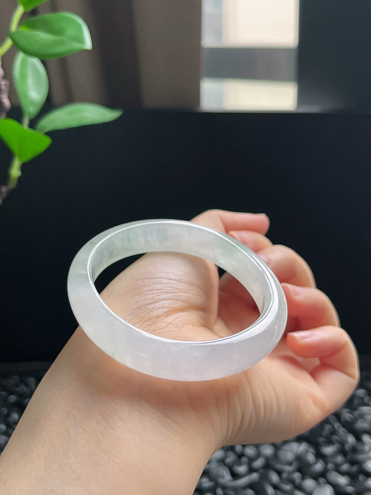 贵妃镯55.8圈口，翡翠冰种飘绿手镯