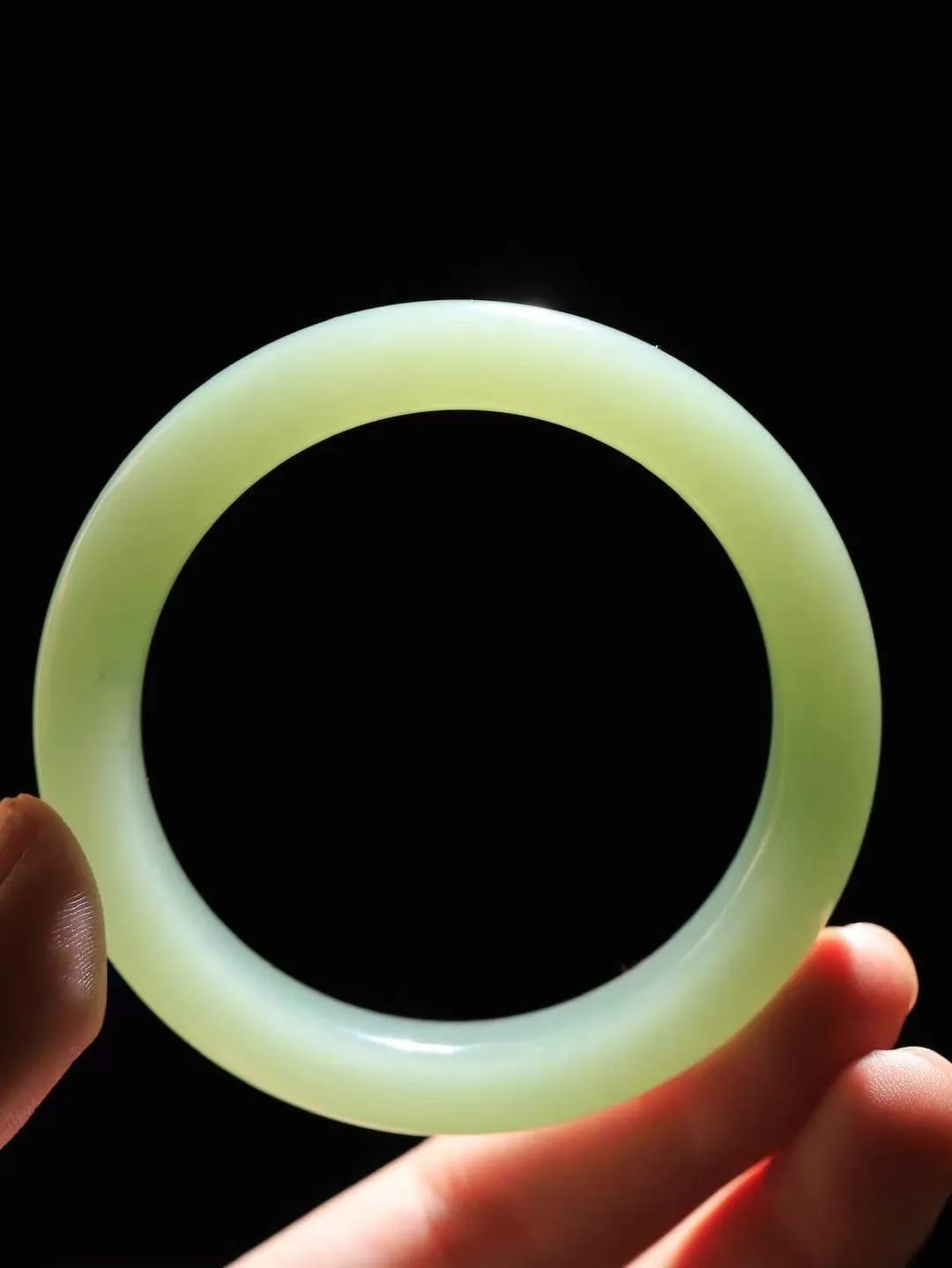 【岁月之韵.手镯】

精品和田玉晴水绿手镯，色泽淡雅如雨后初晴的天空，清新脱俗。手镯圆润饱满，寓意圆满和谐，承载着岁月的温柔与时光的沉淀。无论是日常佩戴还是珍藏，都是对美好生活的诗意表达。重55.2克  尺寸56-11.5-9.6mm  561242804L