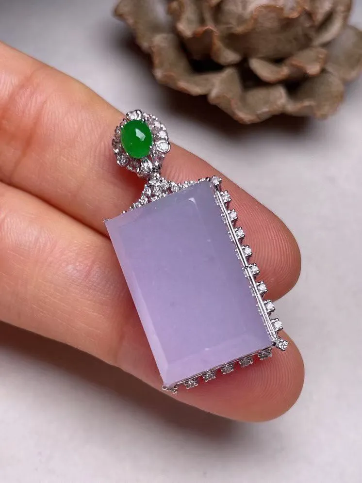 冰糯种紫罗兰无事牌吊坠、真金真钻镶嵌，种水好，玉质细腻 .裸石尺寸 20.0*12.8