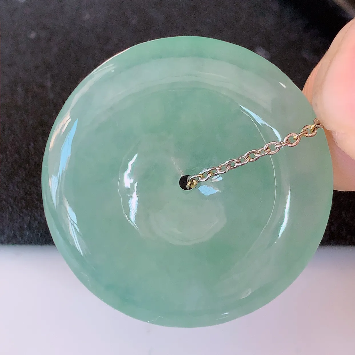 自然光实拍，冰种淡绿翡翠平安扣吊坠，玉扣，平安是福；很美的料子，平安扣佩戴优雅迷人！#57.28