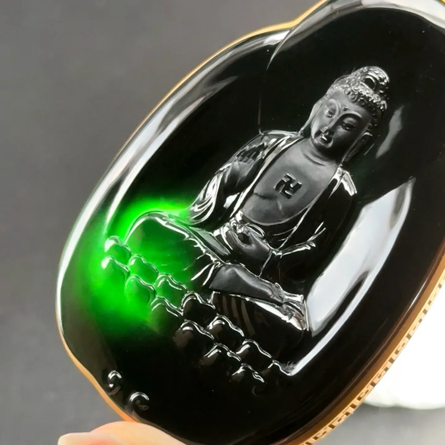 精品18k墨翠大日如来 种好色正 黑度极好 打灯通透 油性十足 尺寸72.4