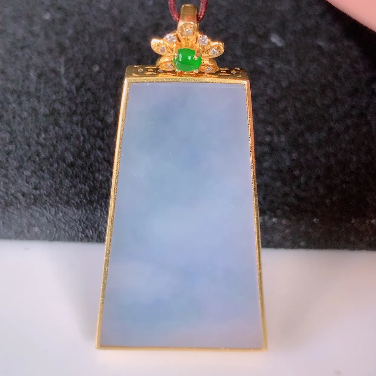 自然光实拍，18K金镶嵌冰紫罗兰翡翠平安无事牌吊坠，平平安安，无事牌翠色灵动，佩戴平安时尚！#00.28整体40*20.5*5.2裸石32*19.5