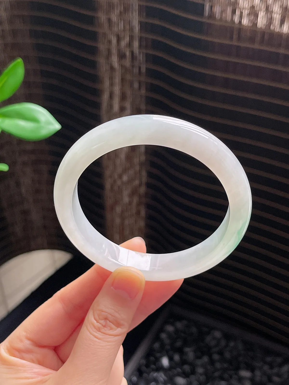 正圈59.8圈口，翡翠冰糯种淡绿色手镯