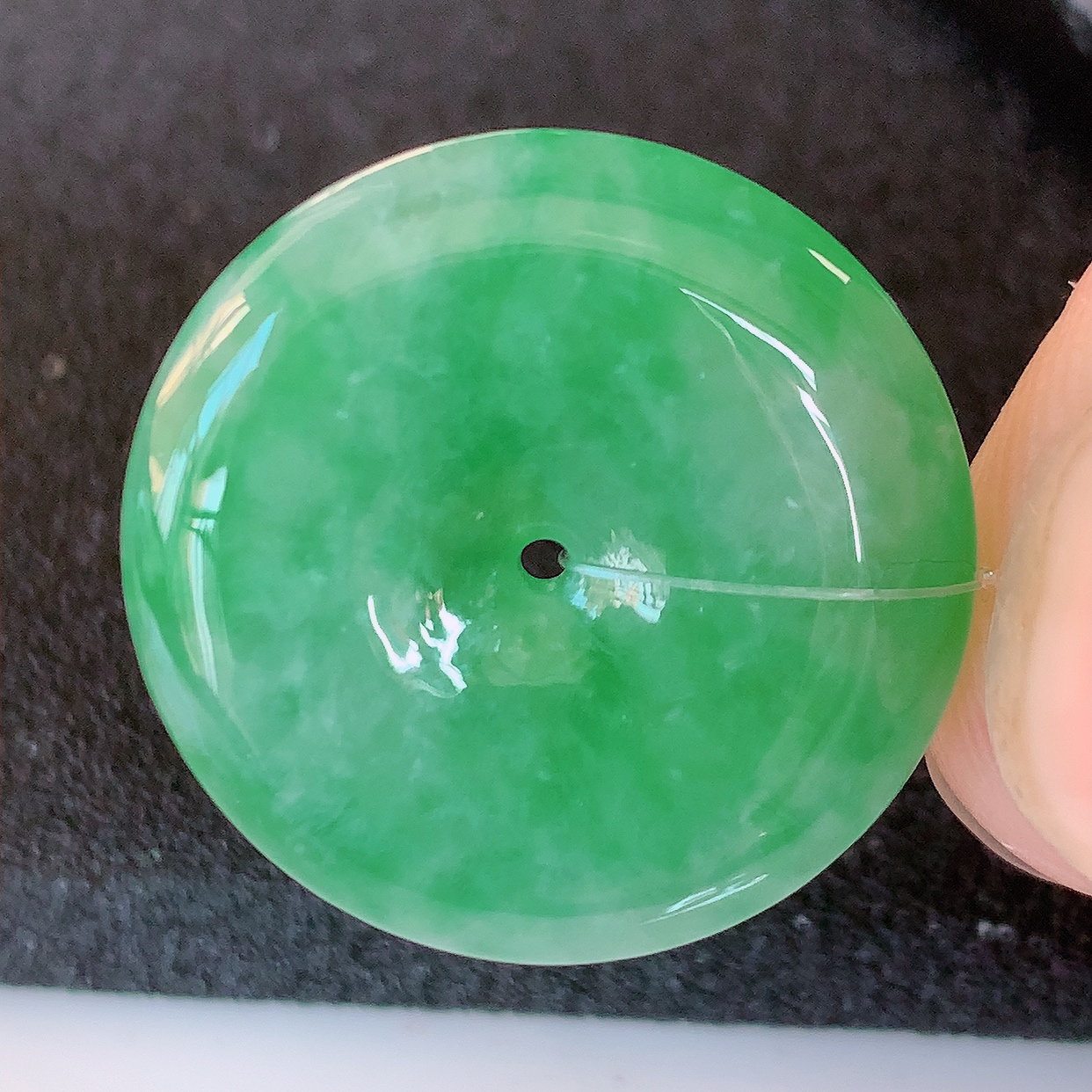 自然光实拍，水润飘绿翡翠平安扣吊坠，品相佳，美感十足，寓意平平安安，平安扣佩戴精美时尚！#49.28