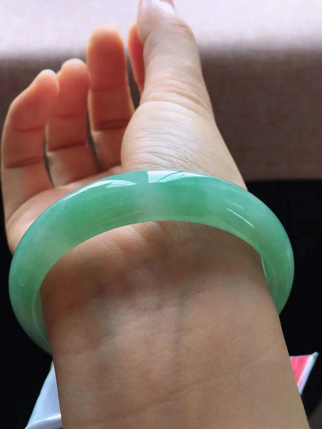 【翡翠名称】老种冰飘绿56.5正圈口手镯
【翡翠尺寸】56.5*13.6*7.2mm适合55.5-58正圈口佩戴
【翡翠描述】宝贝种老水足，玉质细腻，色泽靓丽，性价比高，佩戴效果好！
【其它赠送】权威证书/精美挂绳盒子/支持全国复检