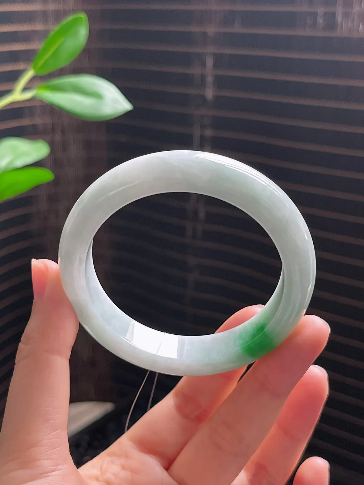 正圈53.7圈口，翡翠糯化种飘绿手镯