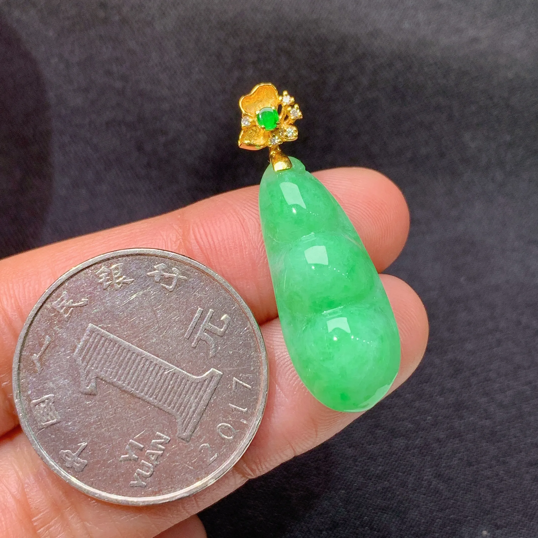 冰阳绿福豆吊坠，18k金镶嵌，款式新颖，冰润色阳，种水足，Be整体尺寸32.7*10.5*6.5