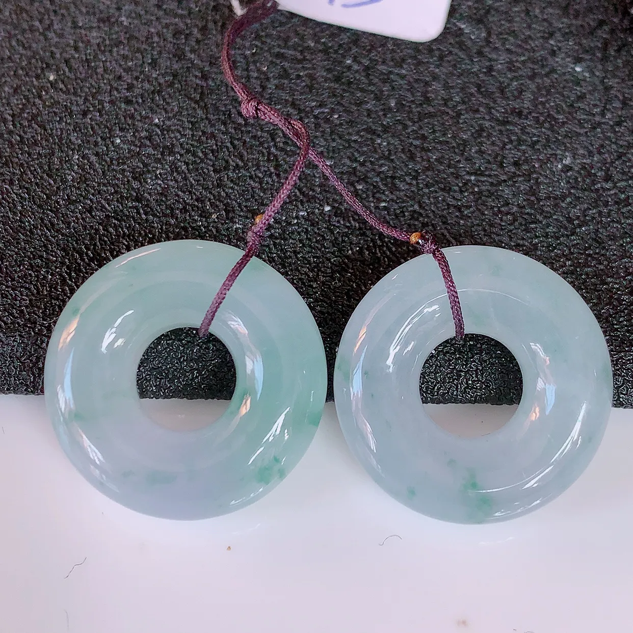 自然光实拍，冰种飘花翡翠一对平安扣，翠色灵动，玉质细腻，颜色漂亮，品相佳，佩戴佳品！#49.28尺寸