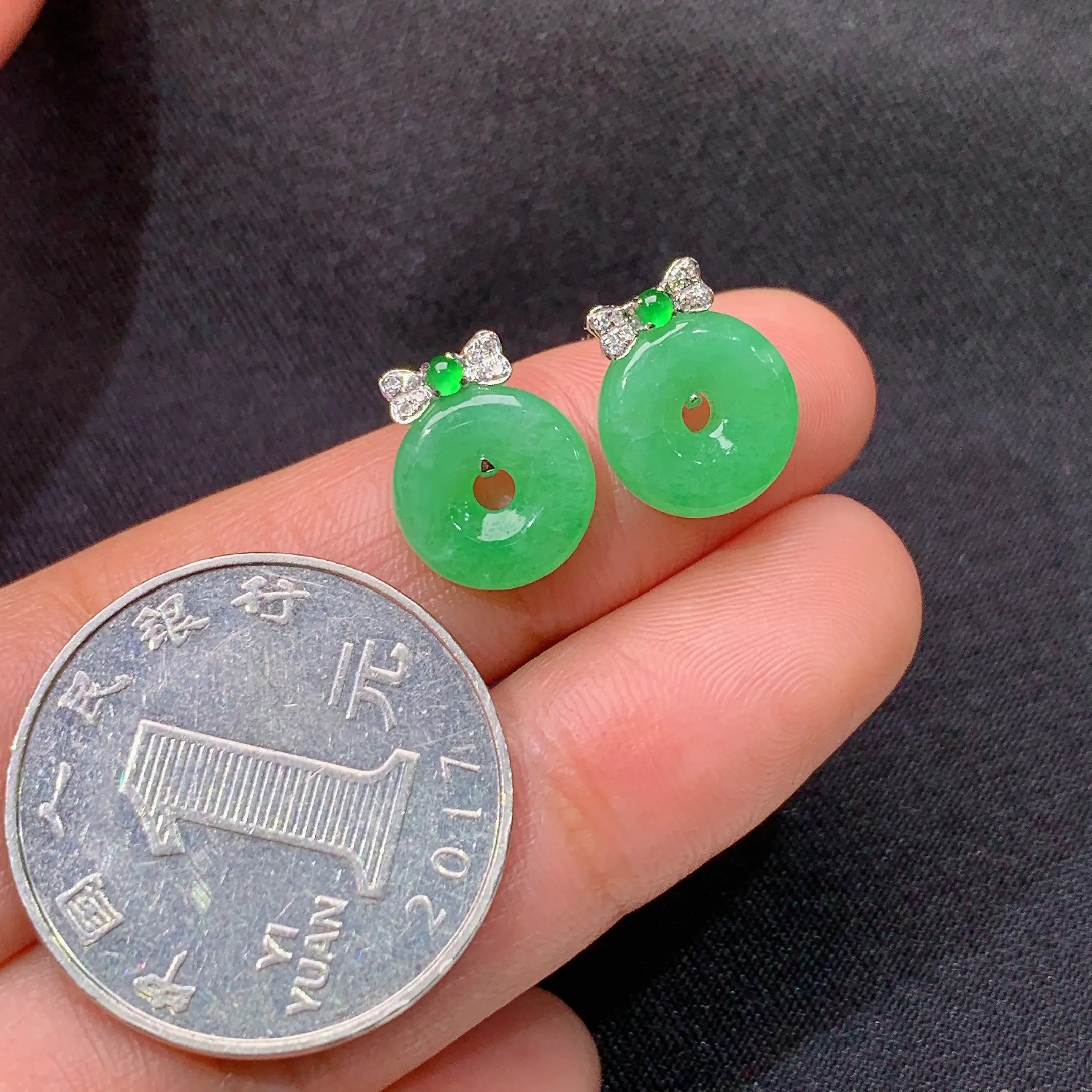 冰阳绿甜甜圈耳钉，18k金镶嵌，简约时尚，冰润色阳，种水足，整体尺寸10.1*2.8