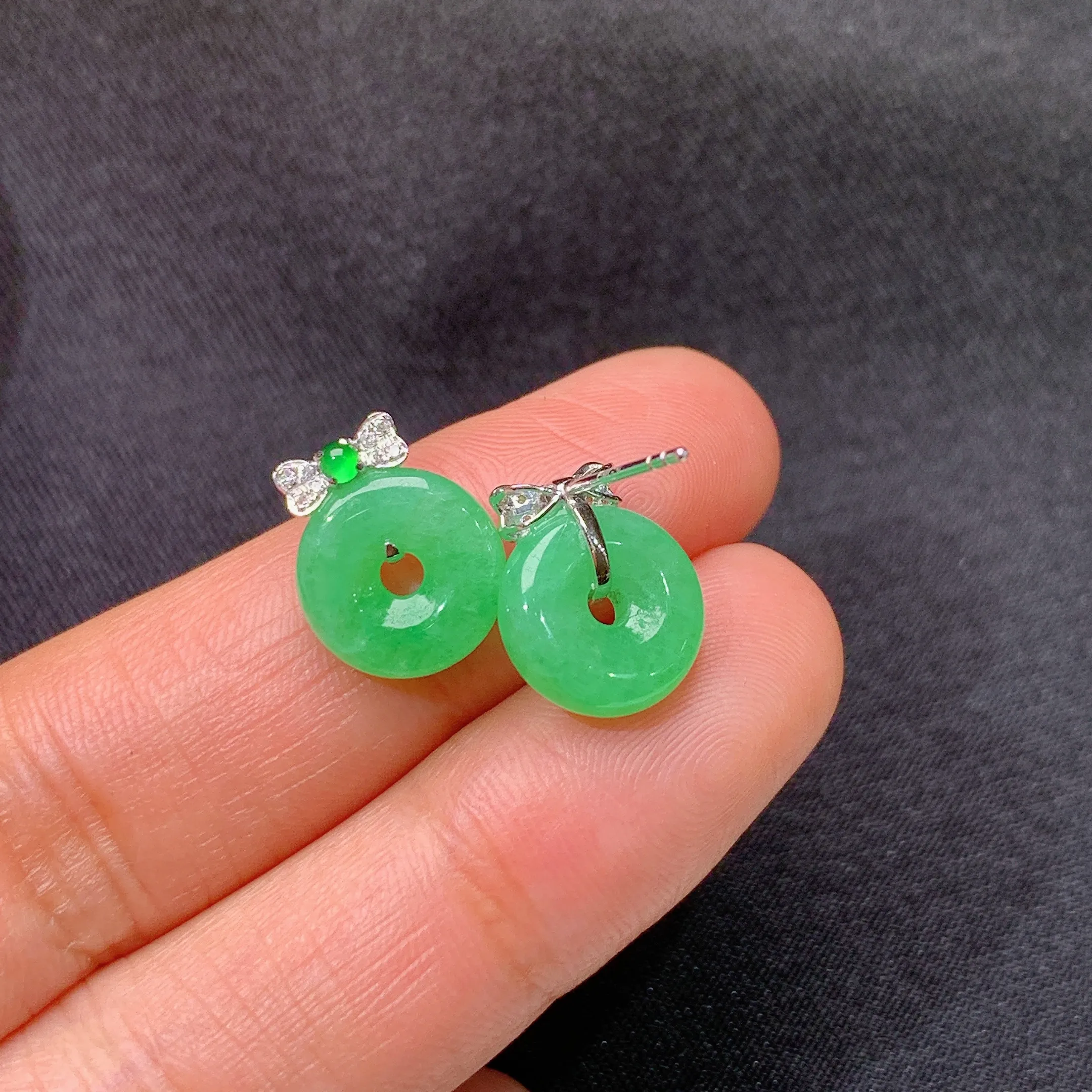 冰阳绿甜甜圈耳钉，18k金镶嵌，简约时尚，冰润色阳，种水足，整体尺寸10.1*2.8