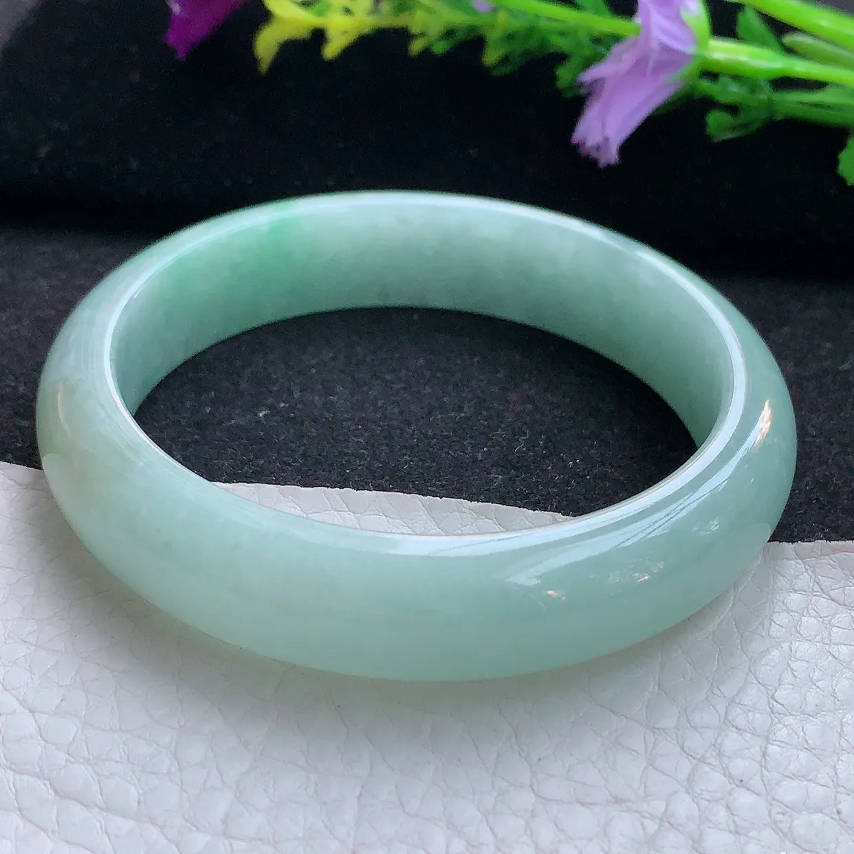 js实拍57*13*7.7平安镯 天然翡翠A货手镯飘绿宽边正圈玉镯子