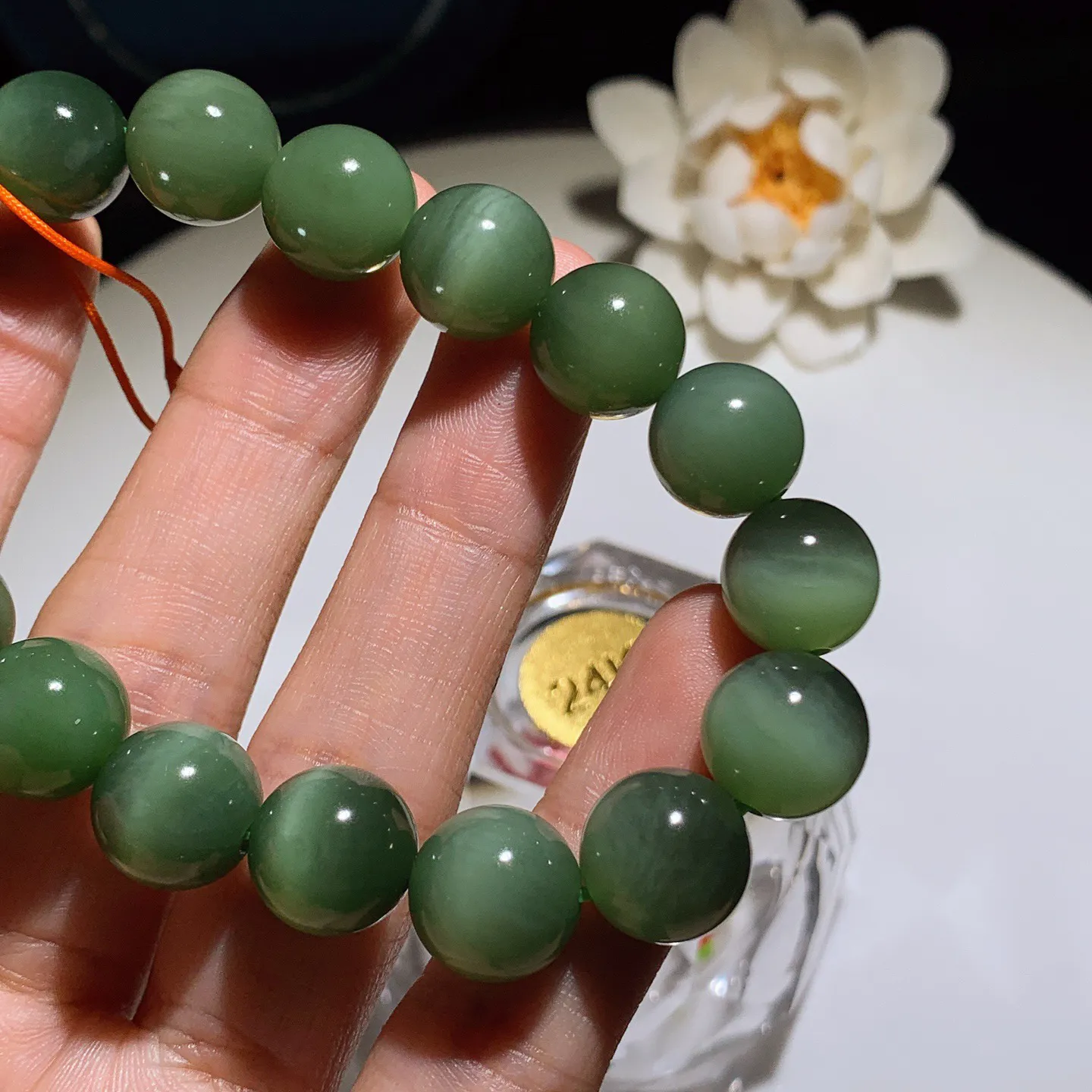 和田玉菠菜绿俄罗斯碧玉猫眼手串。手串。单颗尺寸12！玉质细腻油润。手推出油。佩戴高端典雅。lt251227