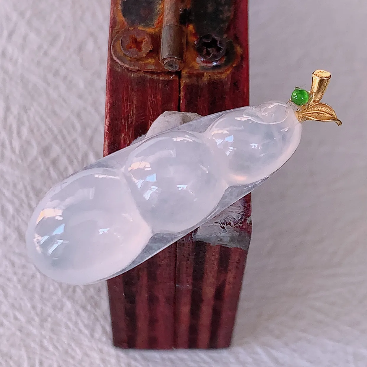 自然光实拍，18K金镶嵌冰种翡翠四季豆吊坠，平安豆福豆玉坠，冰润通透，豆粒饱满，寓意：豆蔻年华！#57.28整体30.8裸石26.5*10*7.5