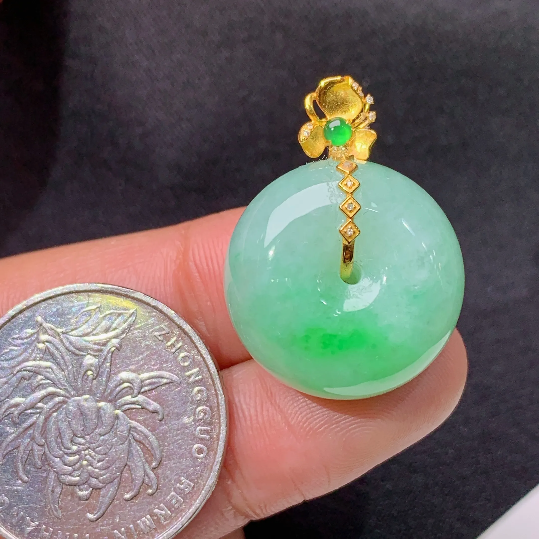 冰飘绿平安扣吊坠，18k金镶嵌，冰润色甜，玉质细腻，种水足，Xm整体尺寸26.9*20*11.7