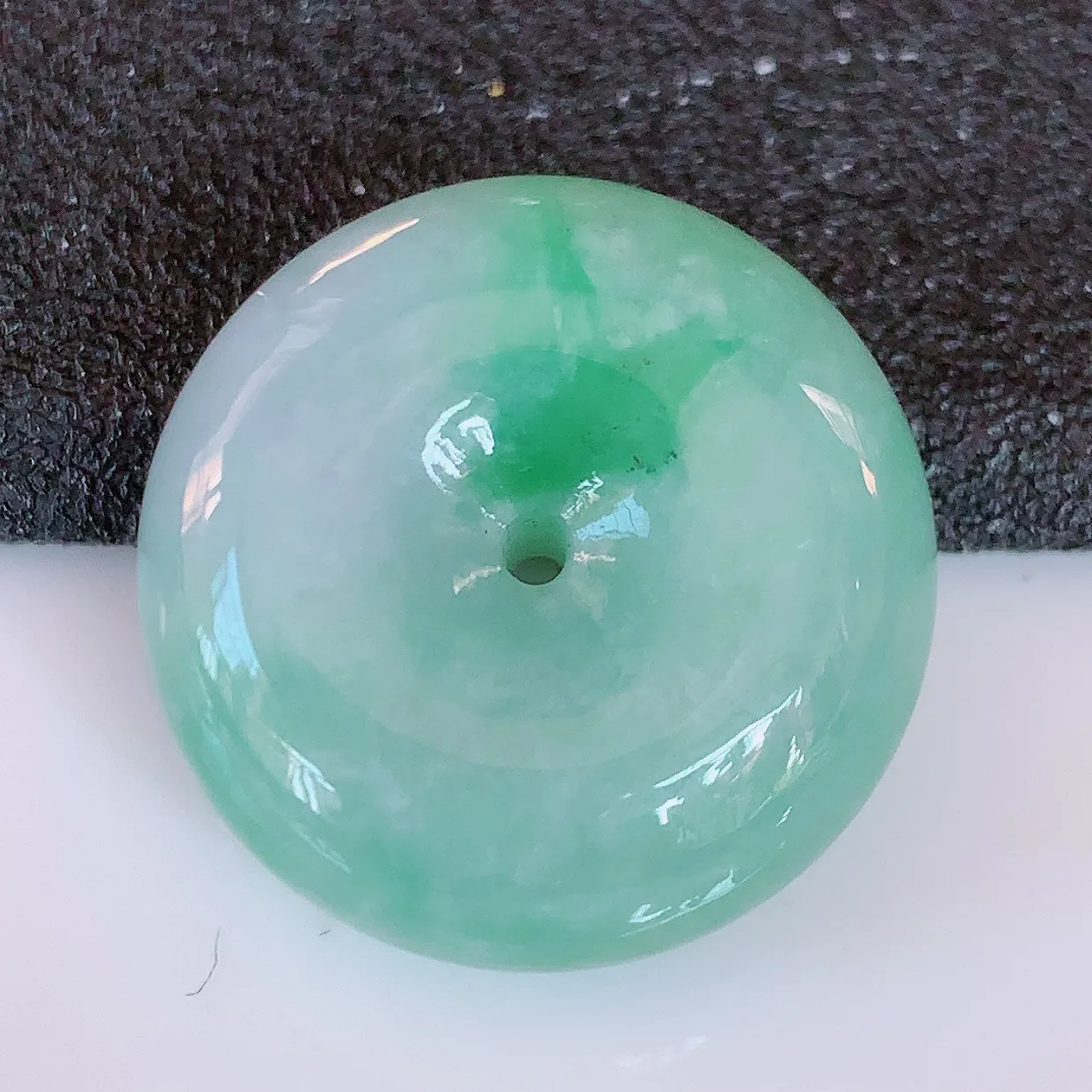 自然光实拍，冰润飘花翡翠平安扣吊坠，翠色灵动，佩戴效果时尚出众，尽显气质，玉质细腻，美感十足。#57