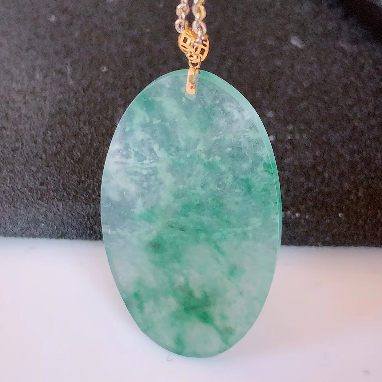 18K金镶嵌冰种飘花平安无事牌吊坠，翡翠无事牌，平平安安，无事牌翠色灵动，佩戴平安时尚！#57.28