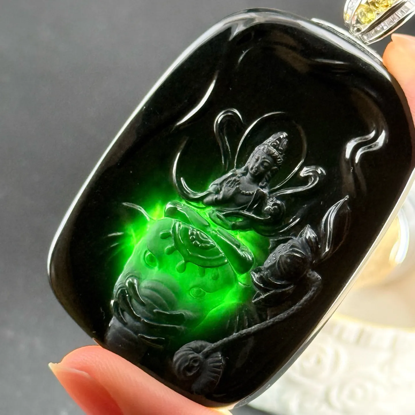 精品18k墨翠普贤菩萨 种好色正 黑度极好 打灯通透 油性十足 尺寸68.4