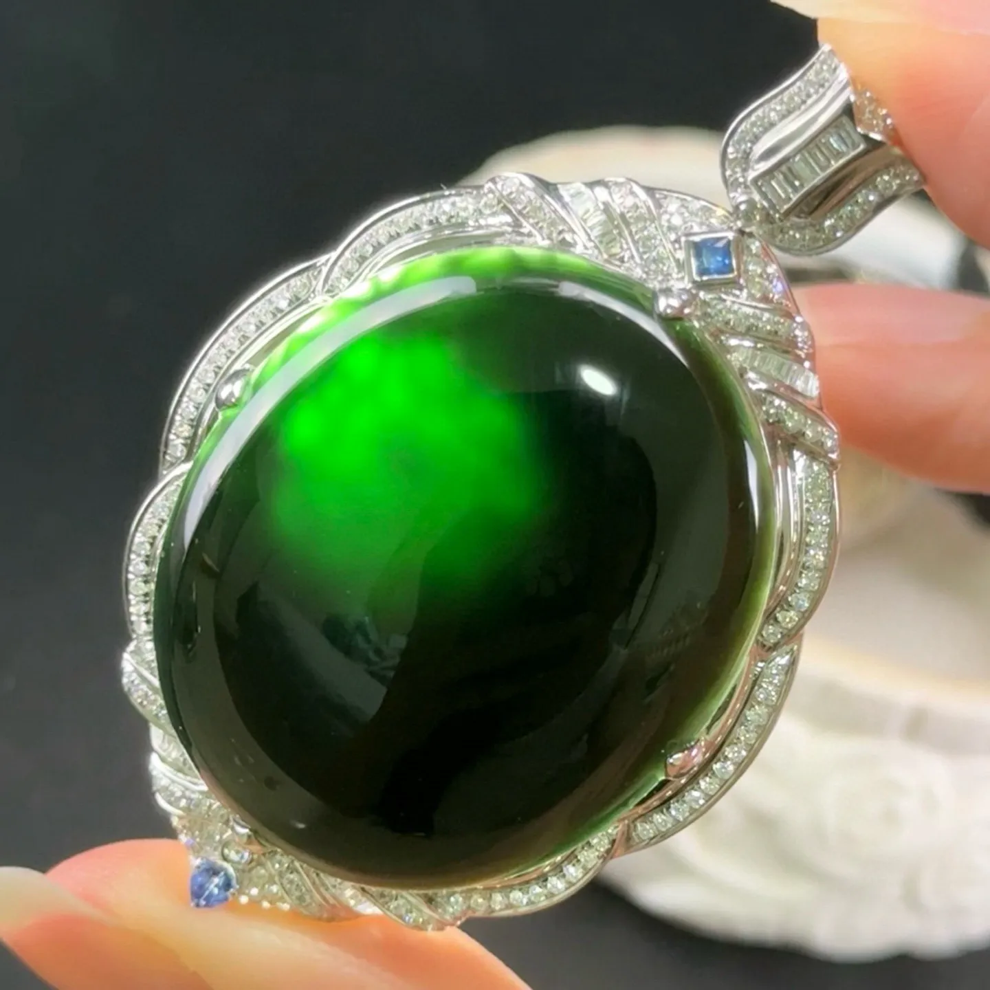 精品18k墨翠蛋面吊坠 种好色正 黑度极好 打灯通透 油性十足 尺寸56.6