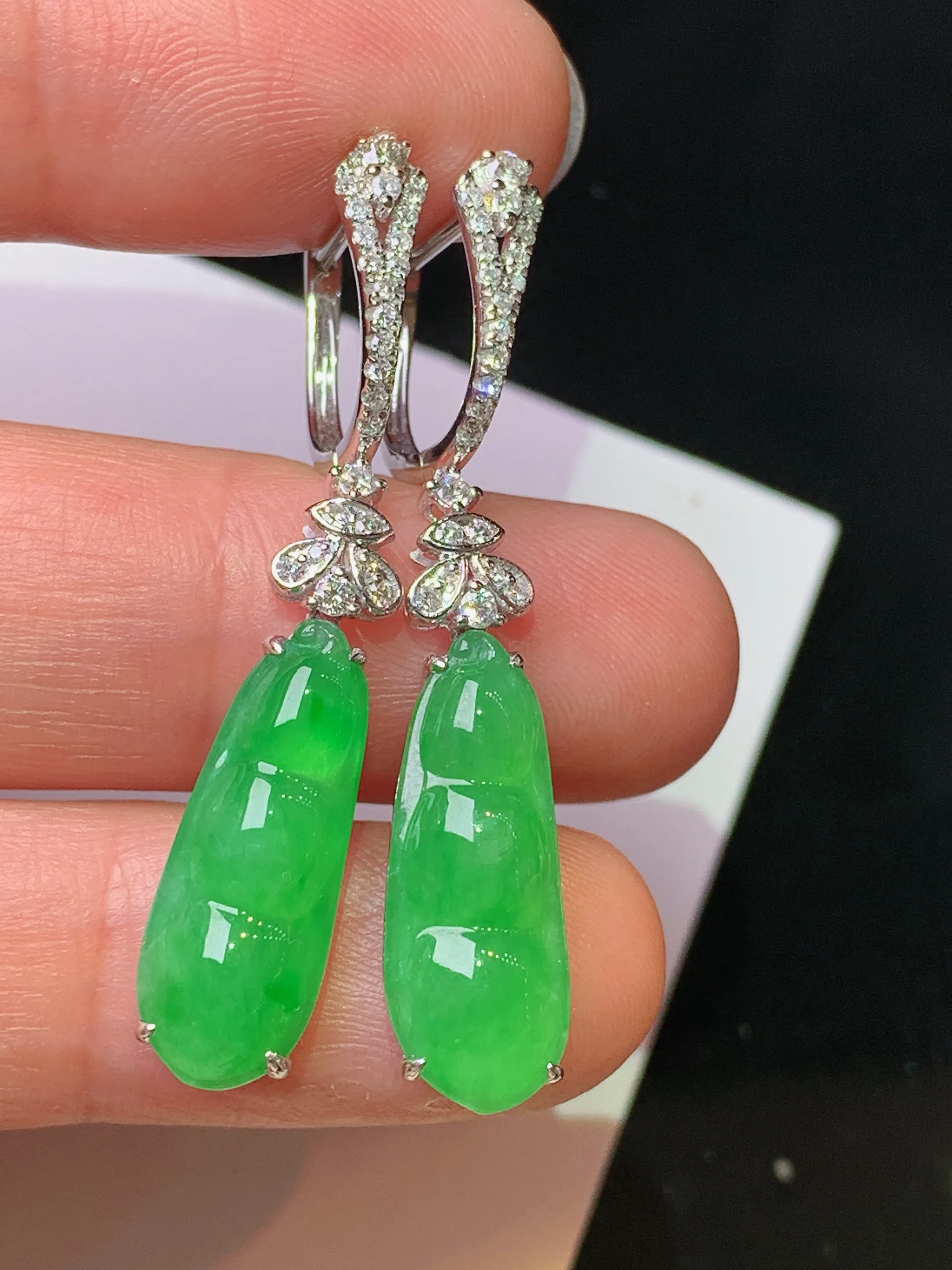 18k金钻镶嵌翠绿四季豆耳坠 玉质细腻 色泽清新艳丽 整体尺寸40*7.5*4.5