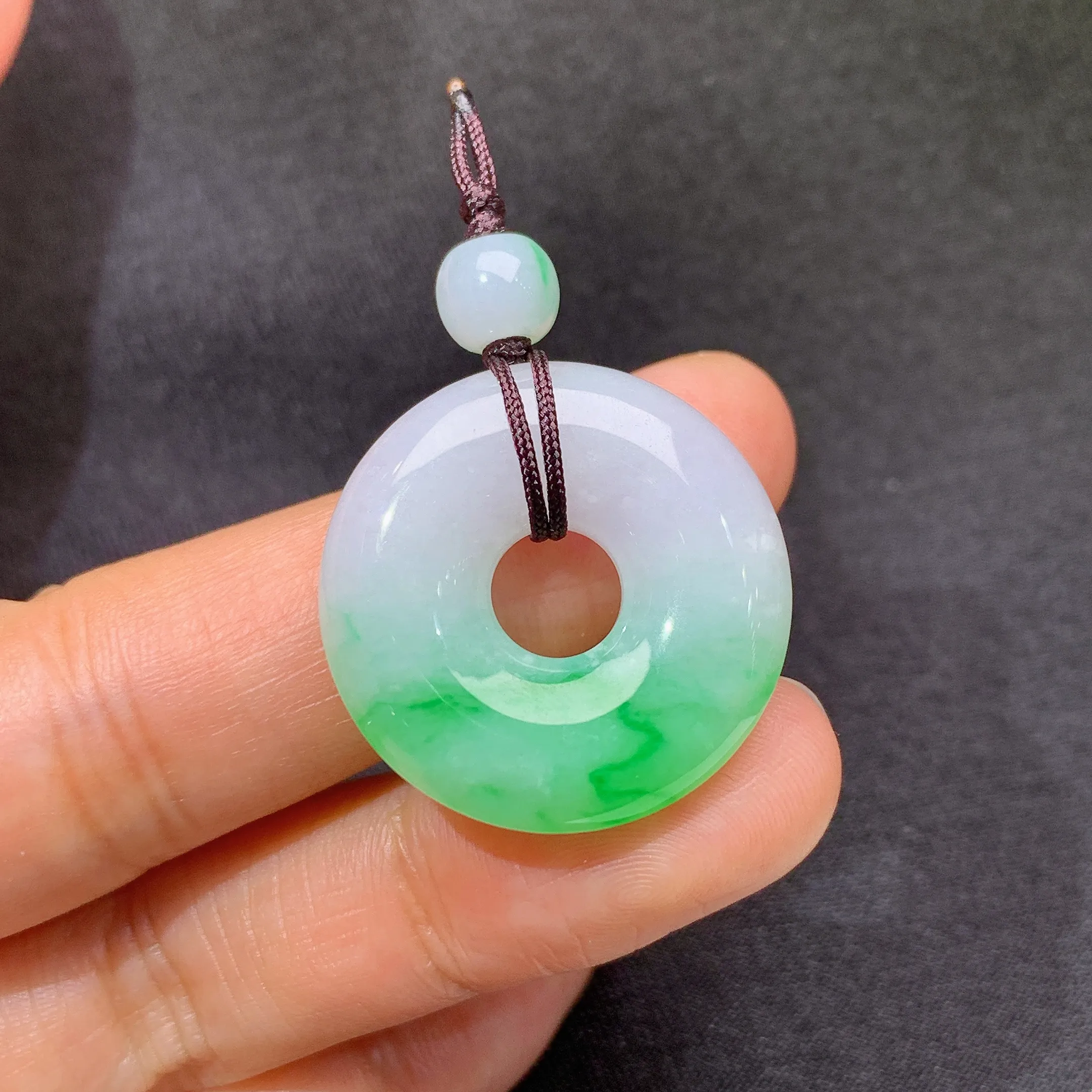 冰飘绿甜甜圈，冰润色阳，玉质细腻，种水足，整体尺寸25*5.8