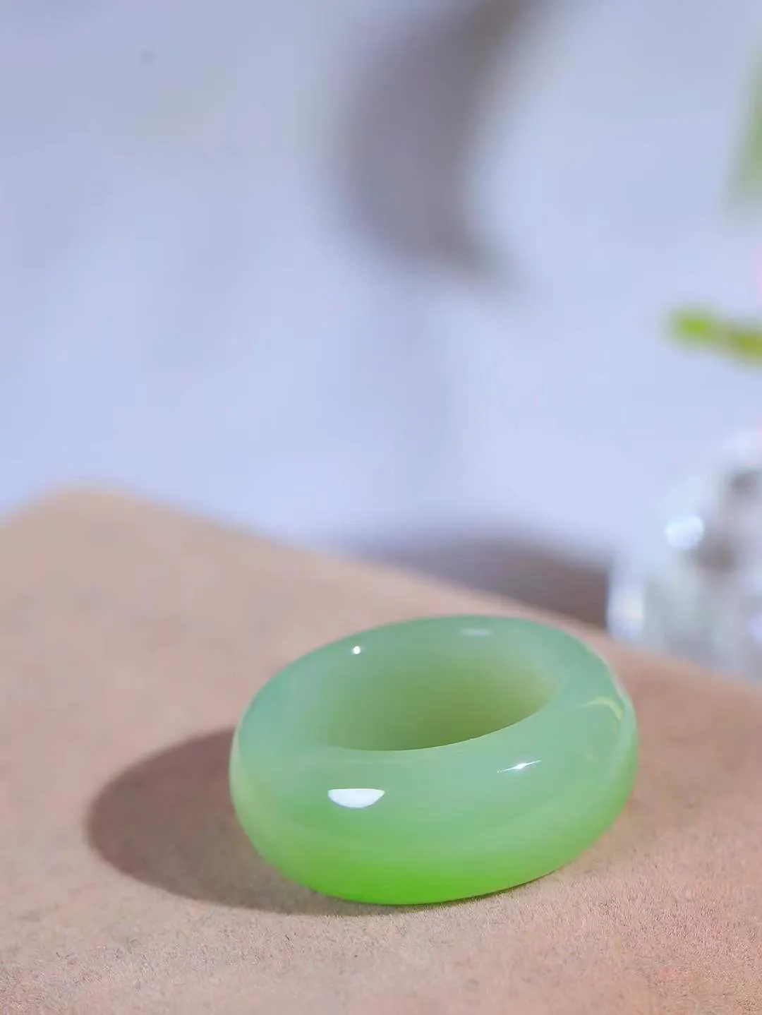 【玉见倾心.戒指】

精品和田玉翠青戒指 玉质细腻温润，油性十足。几经花落去，无可奈流年。如果我是一株小菊花，那一定会开在你必经的路旁，努力绽放最美的花蕾，只为等待你惊鸿一瞥的温柔。重7.8克 尺寸17.8-10.4-4.6mm  781202880A