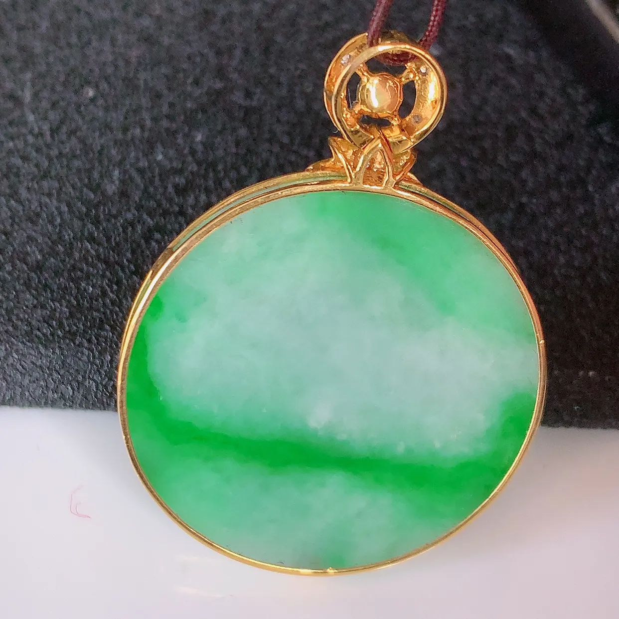 自然光实拍，18K金镶嵌冰飘阳绿翡翠平安无事牌吊坠，平平安安，无事牌翠色灵动，佩戴平安时尚！#00.28整体35*26.5*5裸石25.5*25.5