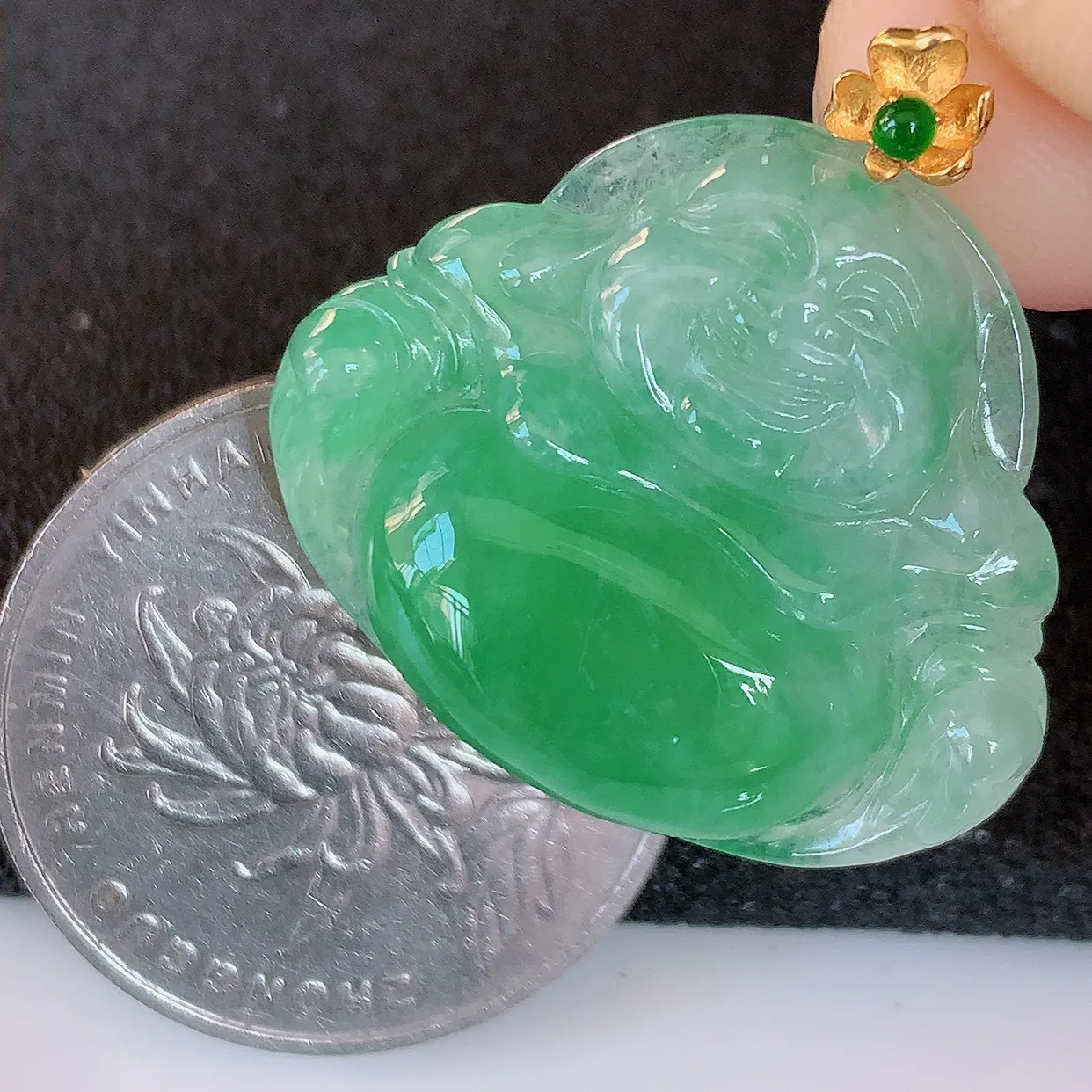 自然光实拍，18K金镶嵌满绿翡翠佛公吊坠，冰透饱满， 佛公亦保平安，寓意有福（佛公）相伴，品相佳，配戴优雅迷人！#49.28整体27.5裸石27.2*23*6
