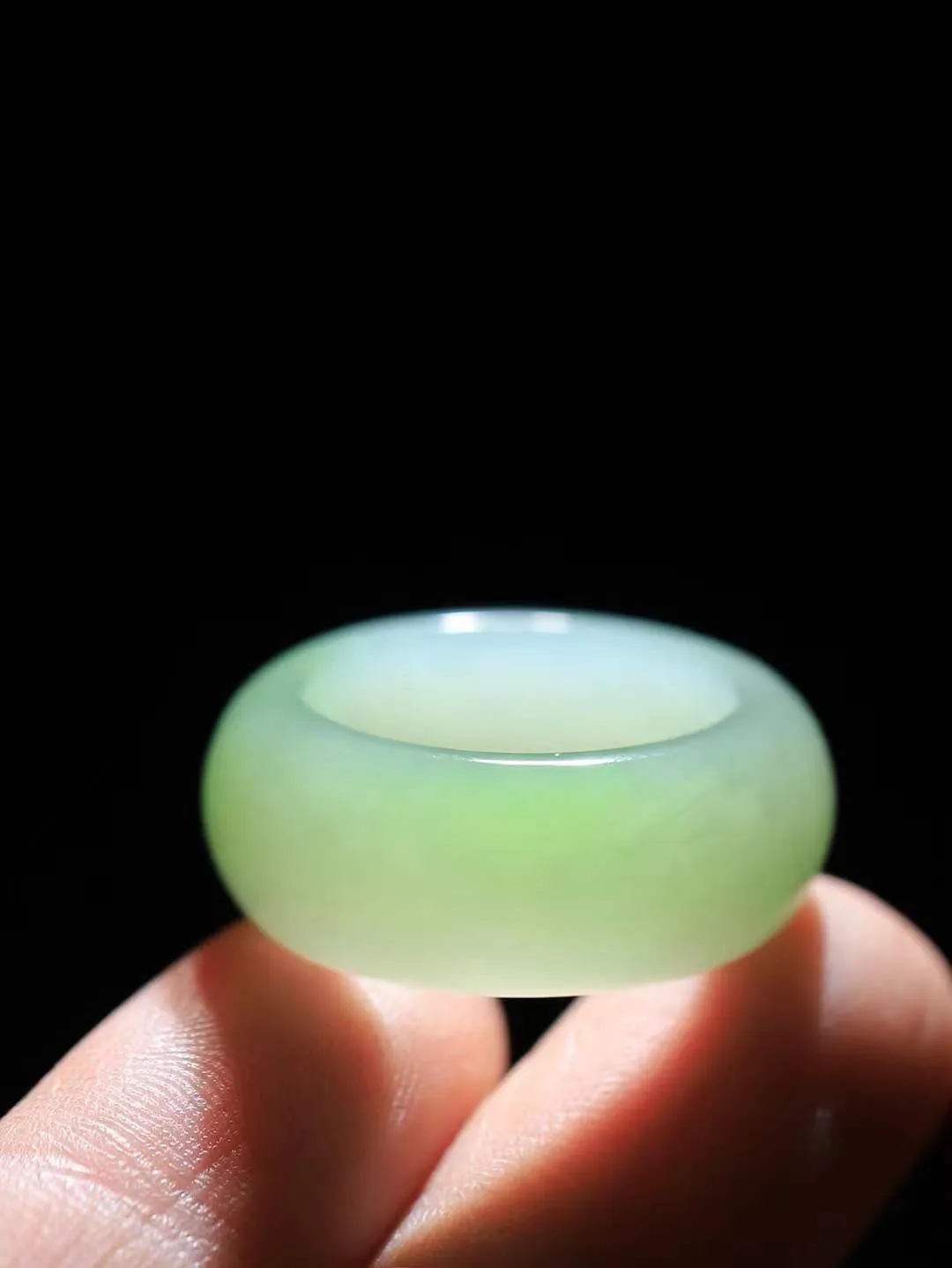 【玉见倾心.戒指】

精品和田玉翠青戒指 玉质细腻温润，油性十足。几经花落去，无可奈流年。如果我是一株小菊花，那一定会开在你必经的路旁，努力绽放最美的花蕾，只为等待你惊鸿一瞥的温柔。重7.8克 尺寸17.8-10.4-4.6mm  781202880A