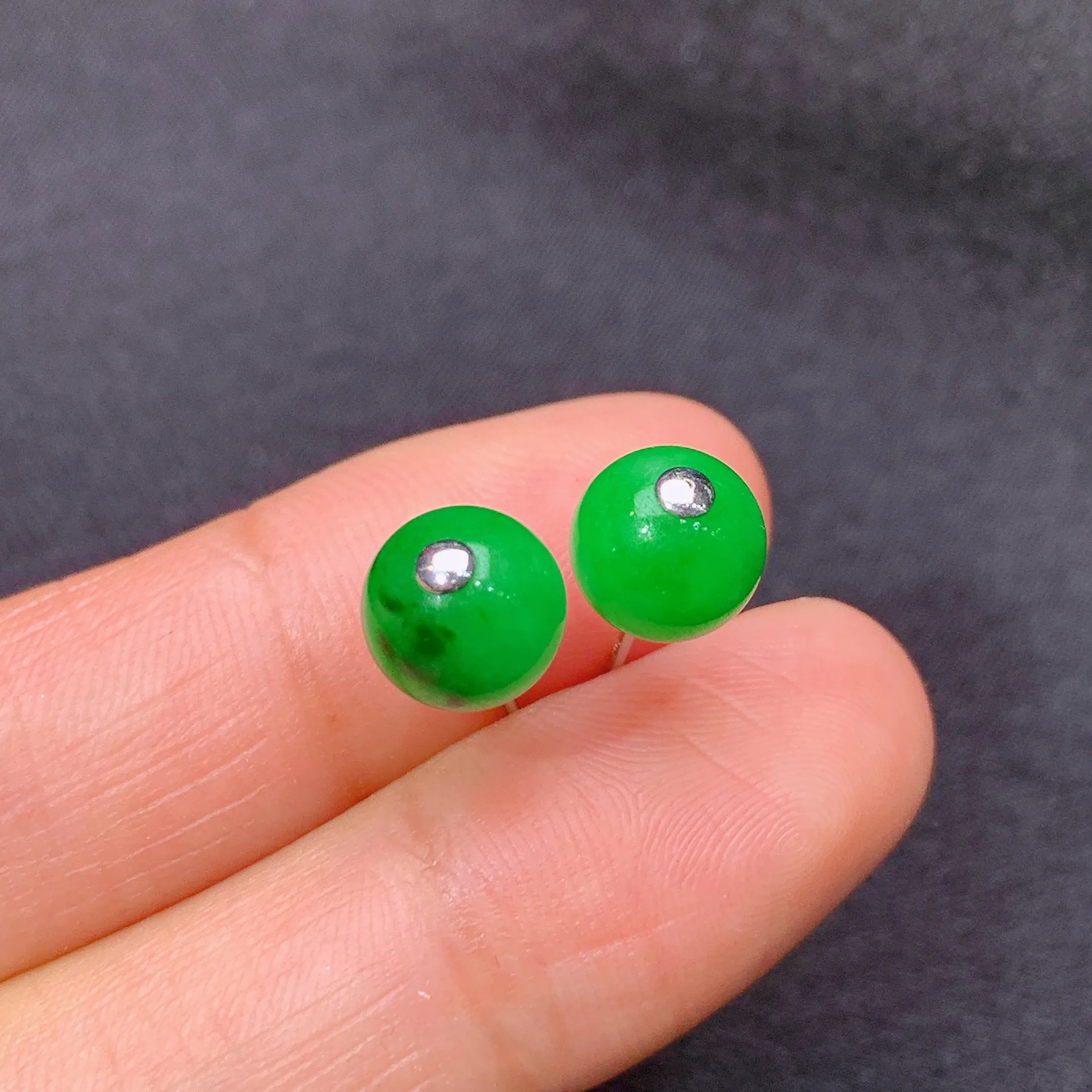 冰阳绿圆珠耳钉，18k金镶嵌，款式精美，冰润色阳，种水足，整体尺寸7.3