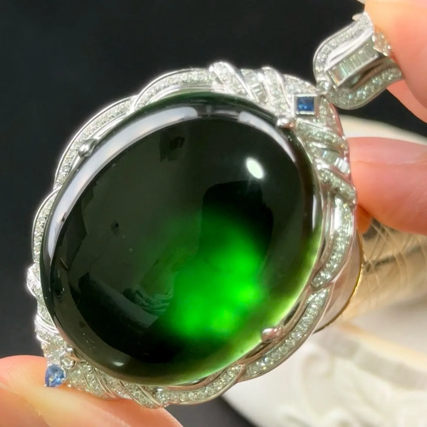 精品18k墨翠蛋面吊坠 种好色正 黑度极好 打灯通透 油性十足 尺寸56.6