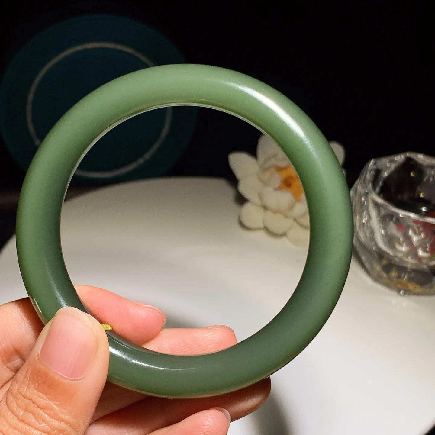 62圈口和田玉鸭蛋青俄罗斯碧玉圆条手镯。62圈口条宽10厚10重58克 玉质细腻油润。手推出油。佩戴高端典雅。lt251225