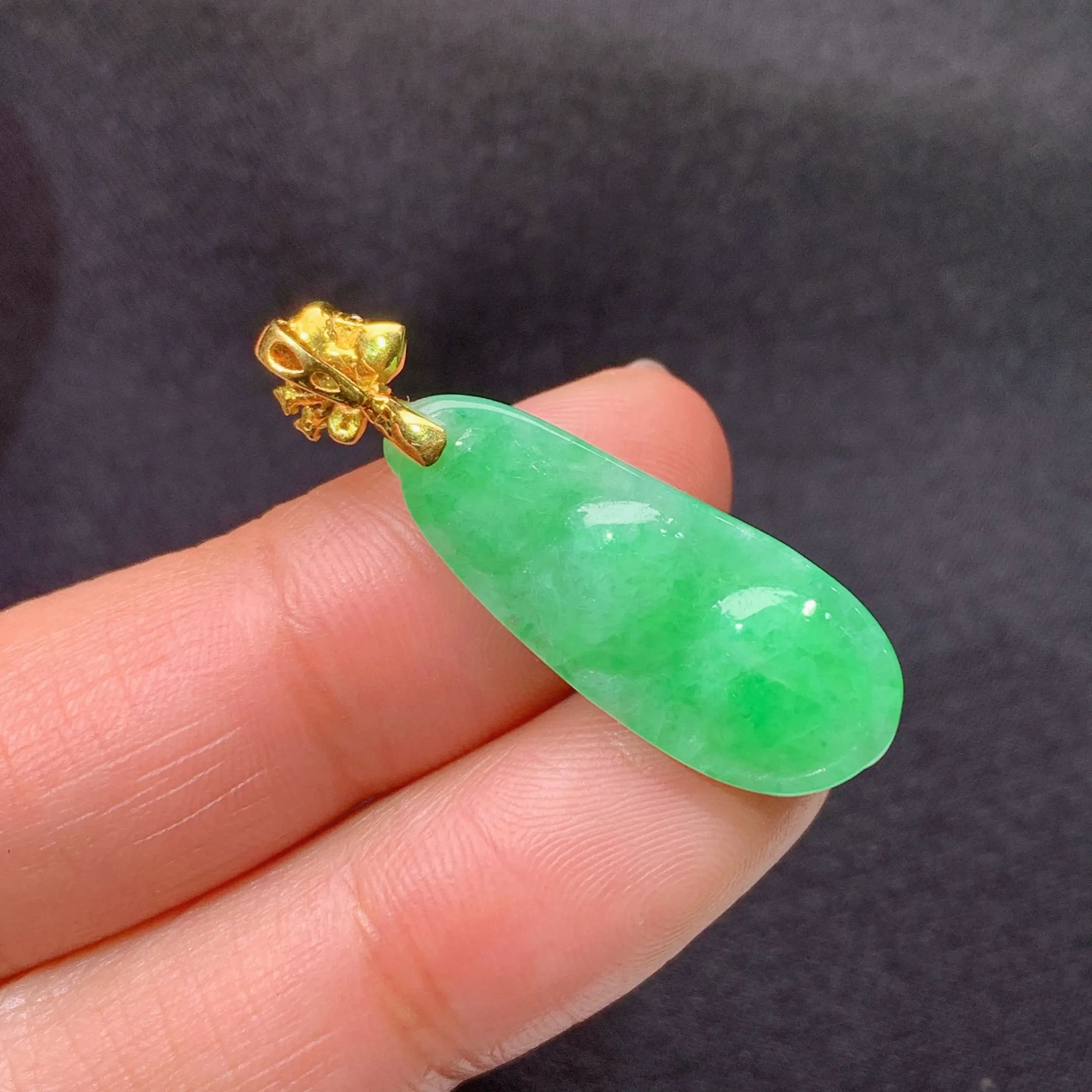 冰阳绿福豆吊坠，18k金镶嵌，款式新颖，冰润色阳，种水足，Be整体尺寸32.7*10.5*6.5