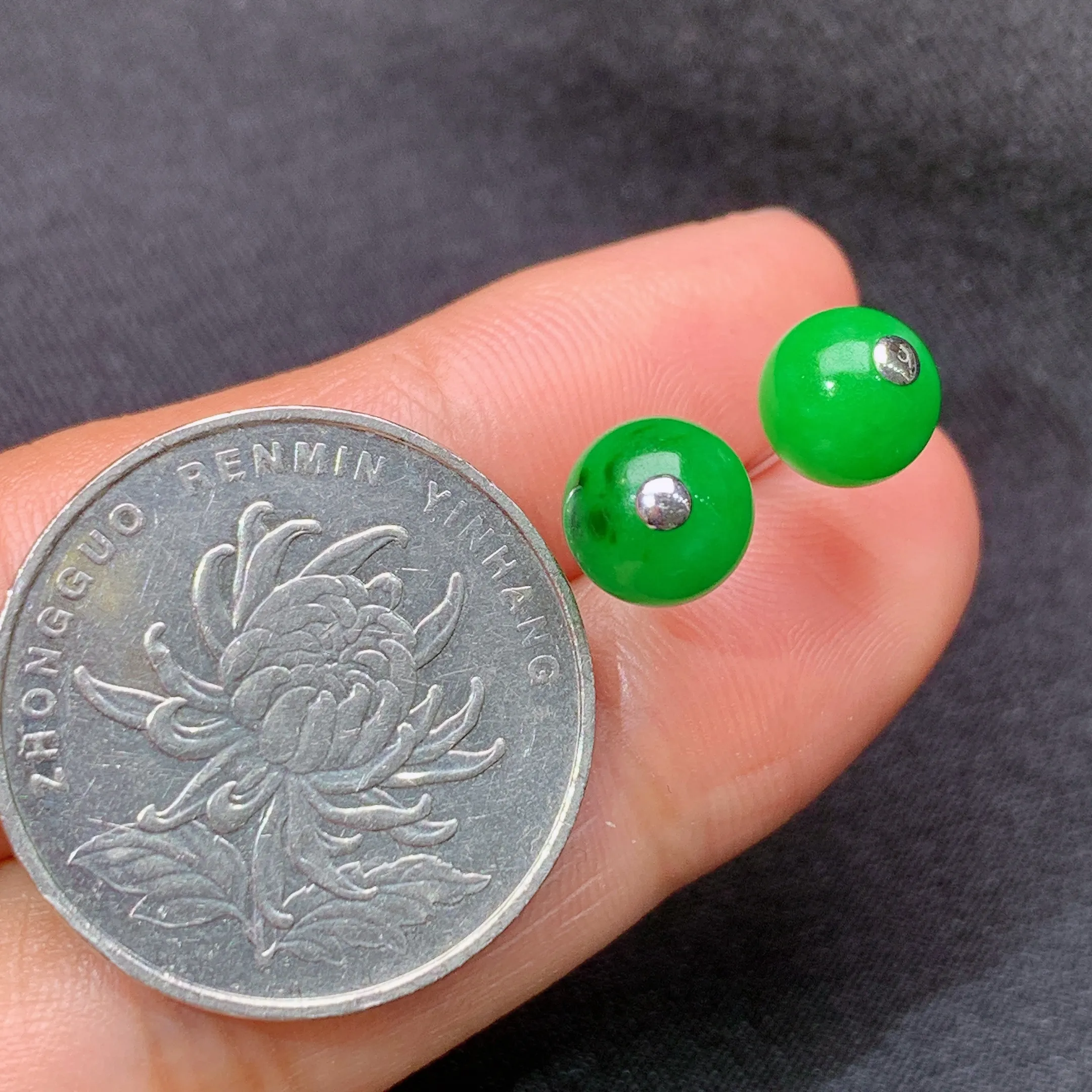 冰阳绿圆珠耳钉，18k金镶嵌，款式精美，冰润色阳，种水足，整体尺寸7.3