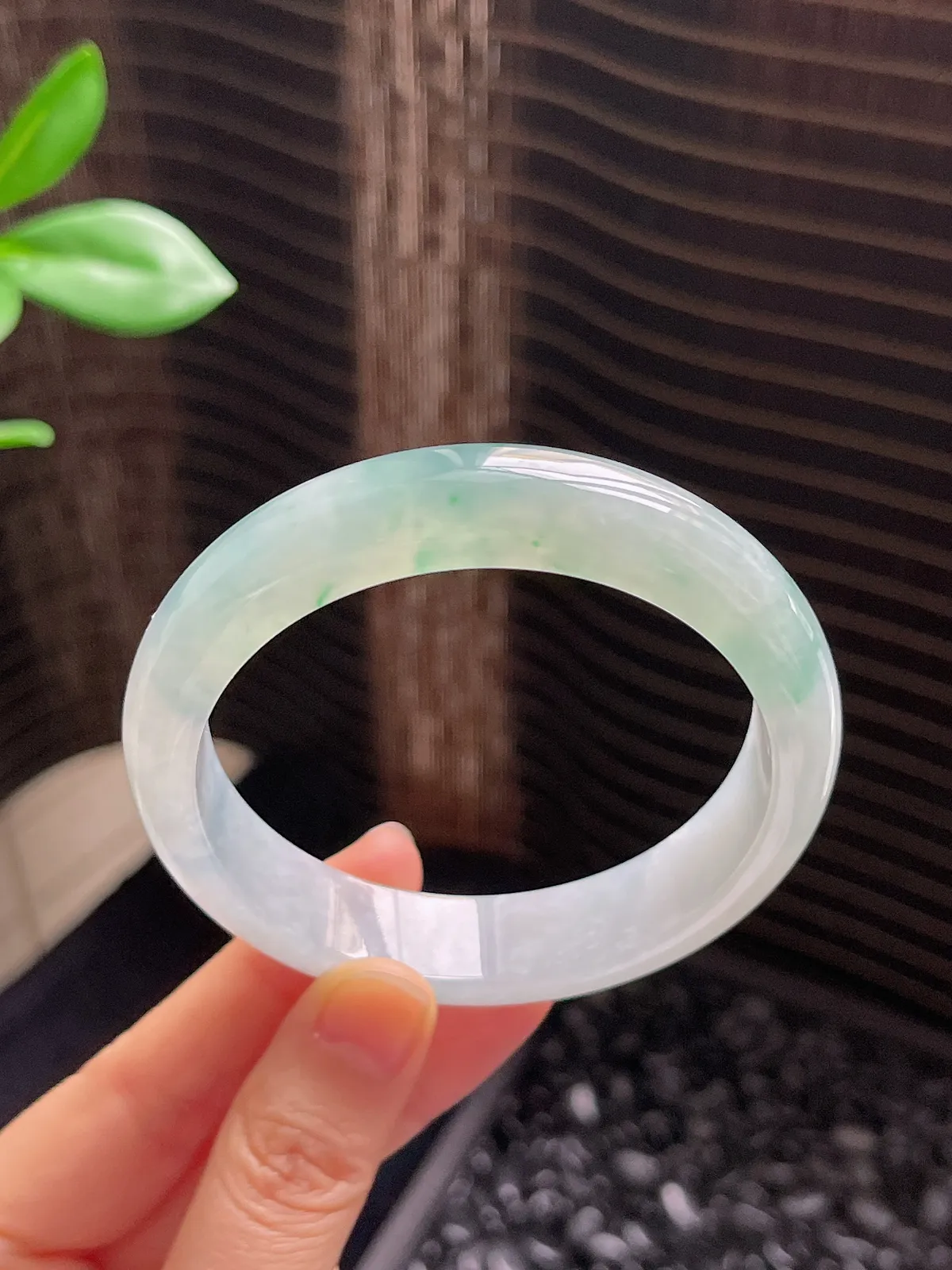 正圈59圈口，翡翠冰糯种飘绿手镯