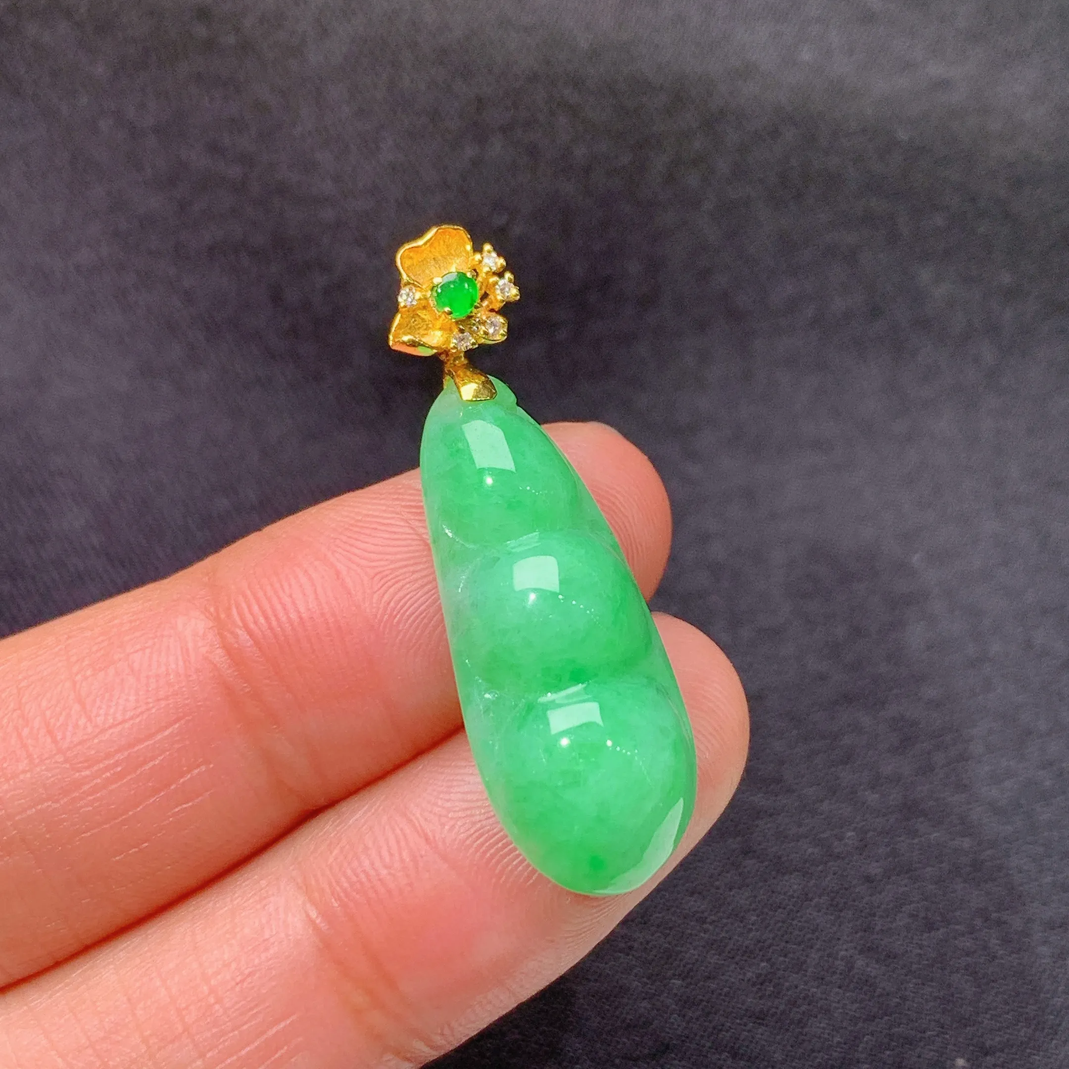 冰阳绿福豆吊坠，18k金镶嵌，款式新颖，冰润色阳，种水足，Be整体尺寸32.7*10.5*6.5