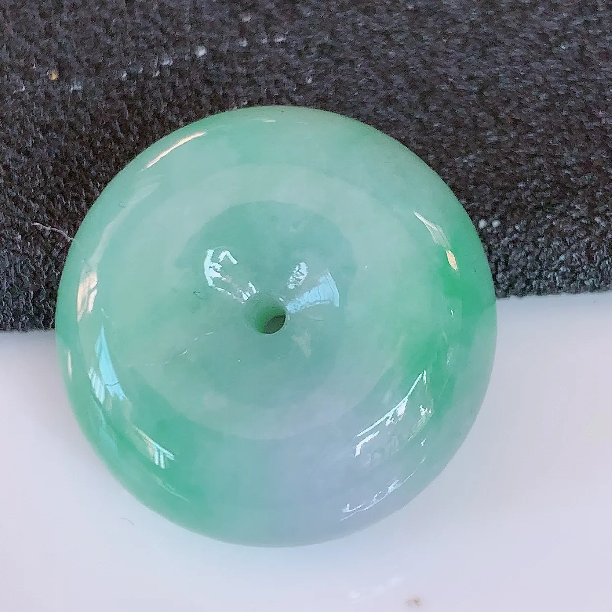 自然光实拍，冰润飘花翡翠平安扣吊坠，翠色灵动，佩戴效果时尚出众，尽显气质，玉质细腻，美感十足。#57.28