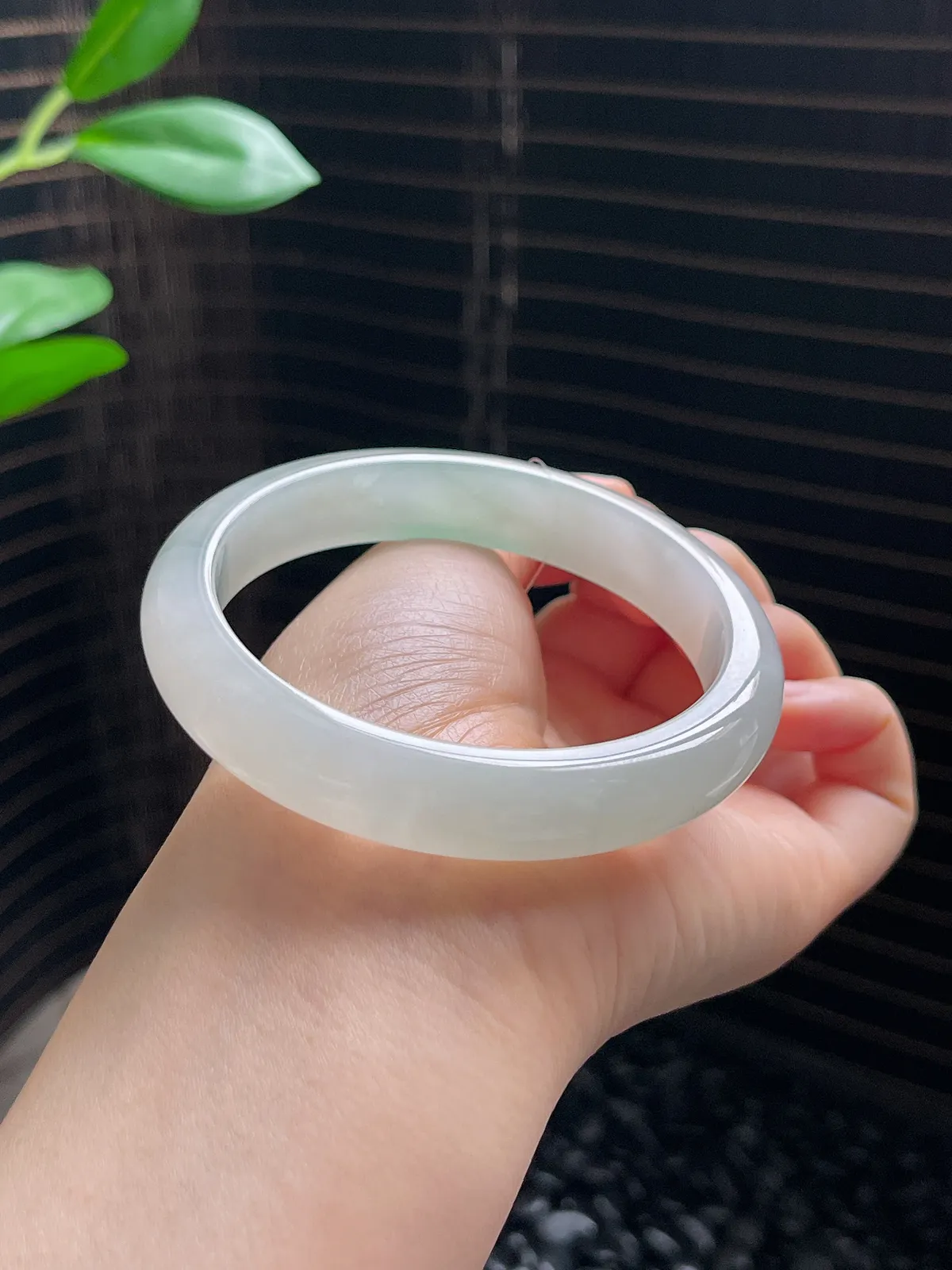 正圈59.8圈口，翡翠冰糯种淡绿色手镯