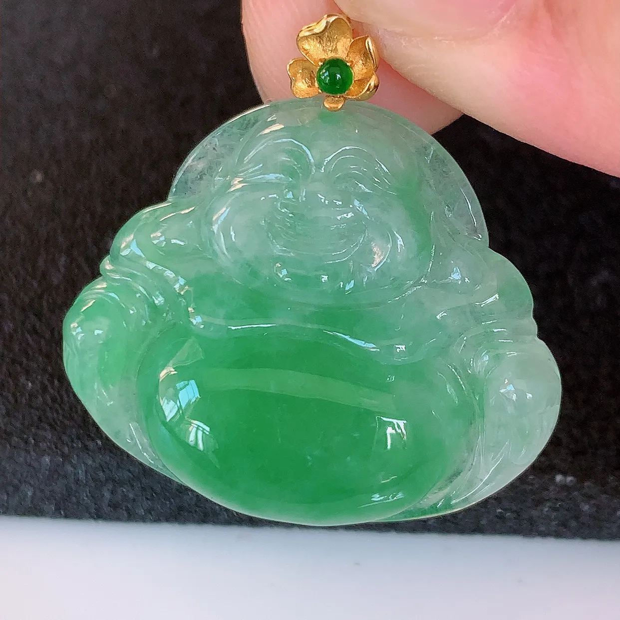 自然光实拍，18K金镶嵌满绿翡翠佛公吊坠，冰透饱满， 佛公亦保平安，寓意有福（佛公）相伴，品相佳，配
