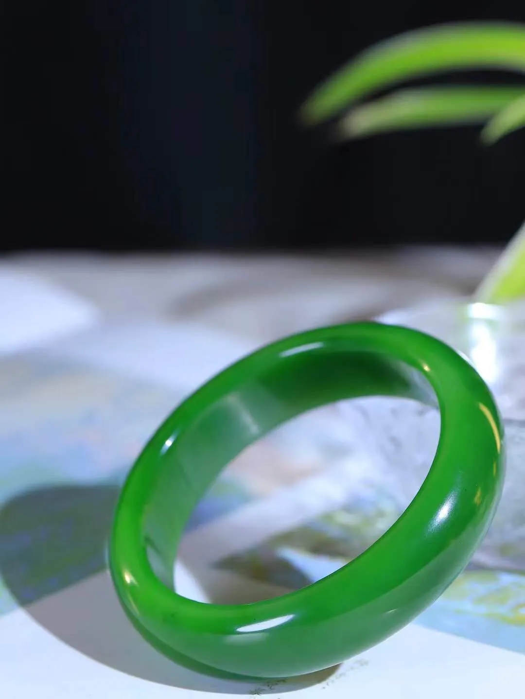 【悠悠芳华.镯】

典藏级和田玉碧玉手镯 玉质温润 青葱岁月，尽收腕中，婉转流畅，凝岁月悠长。盈