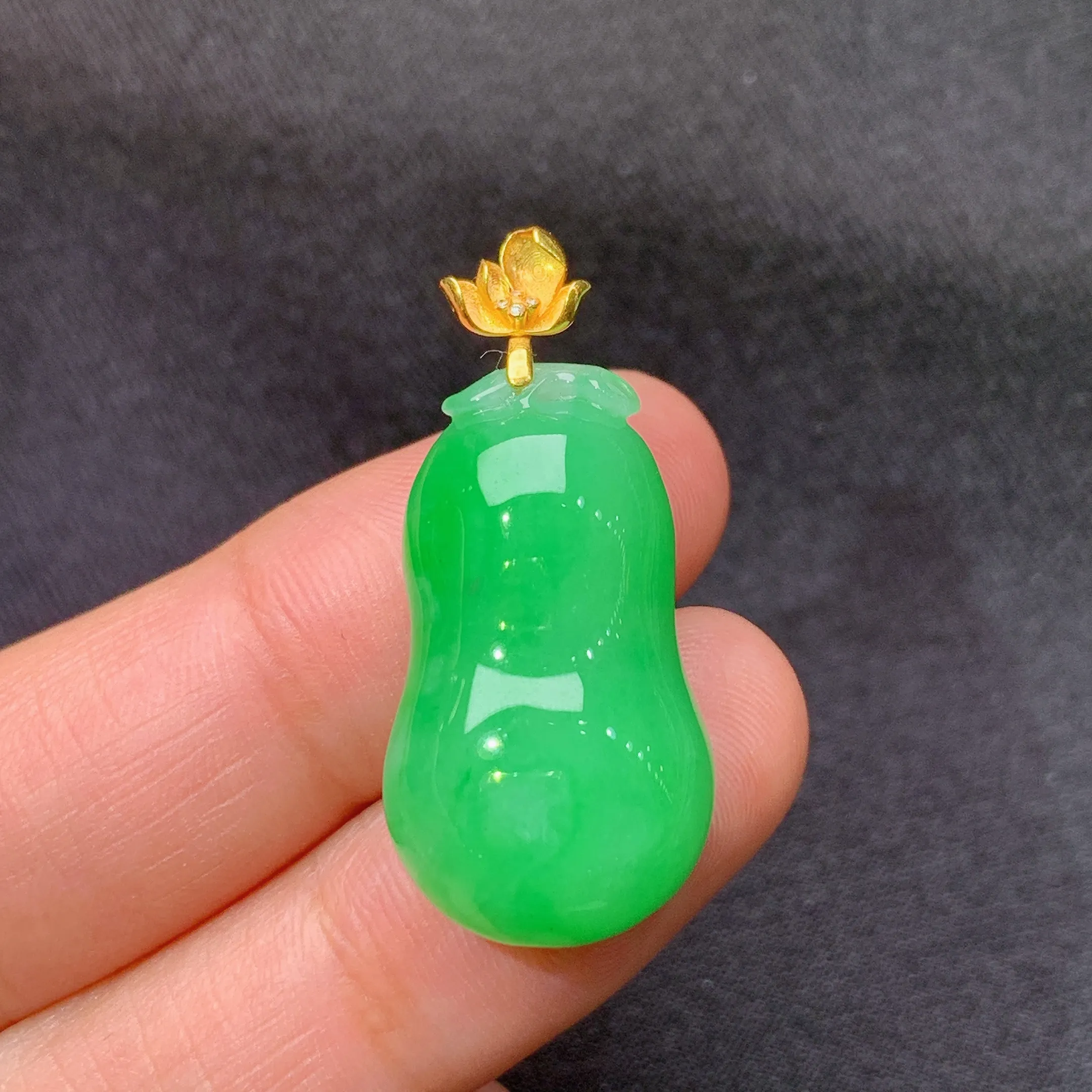 冰果绿葫芦吊坠，18k金镶嵌，冰润色阳，玉质细腻，种水足，Xm整体尺寸31.3*14.2*8