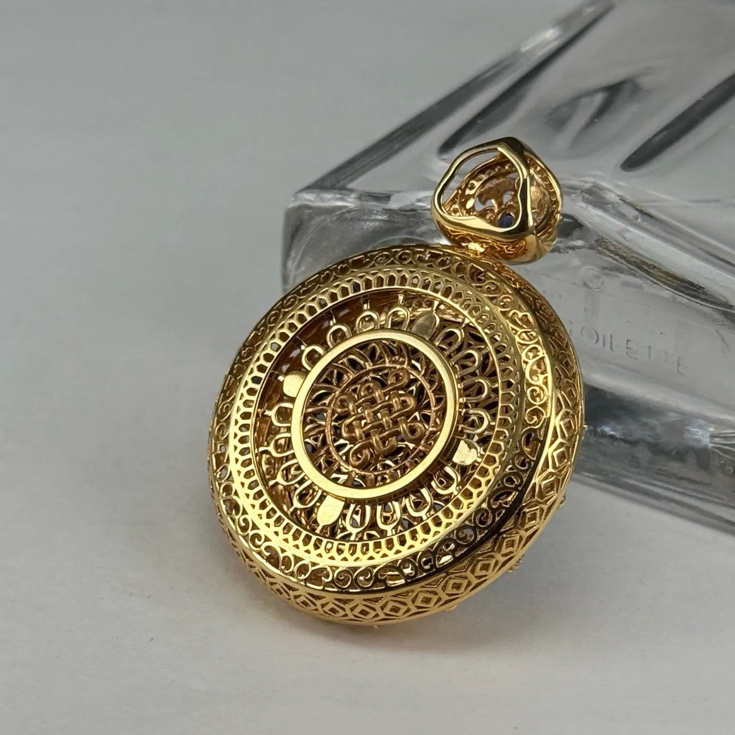 精品18k墨翠圆牌吊坠 种好色正 黑度极好 打灯通透 重金豪镶 尺寸43.6