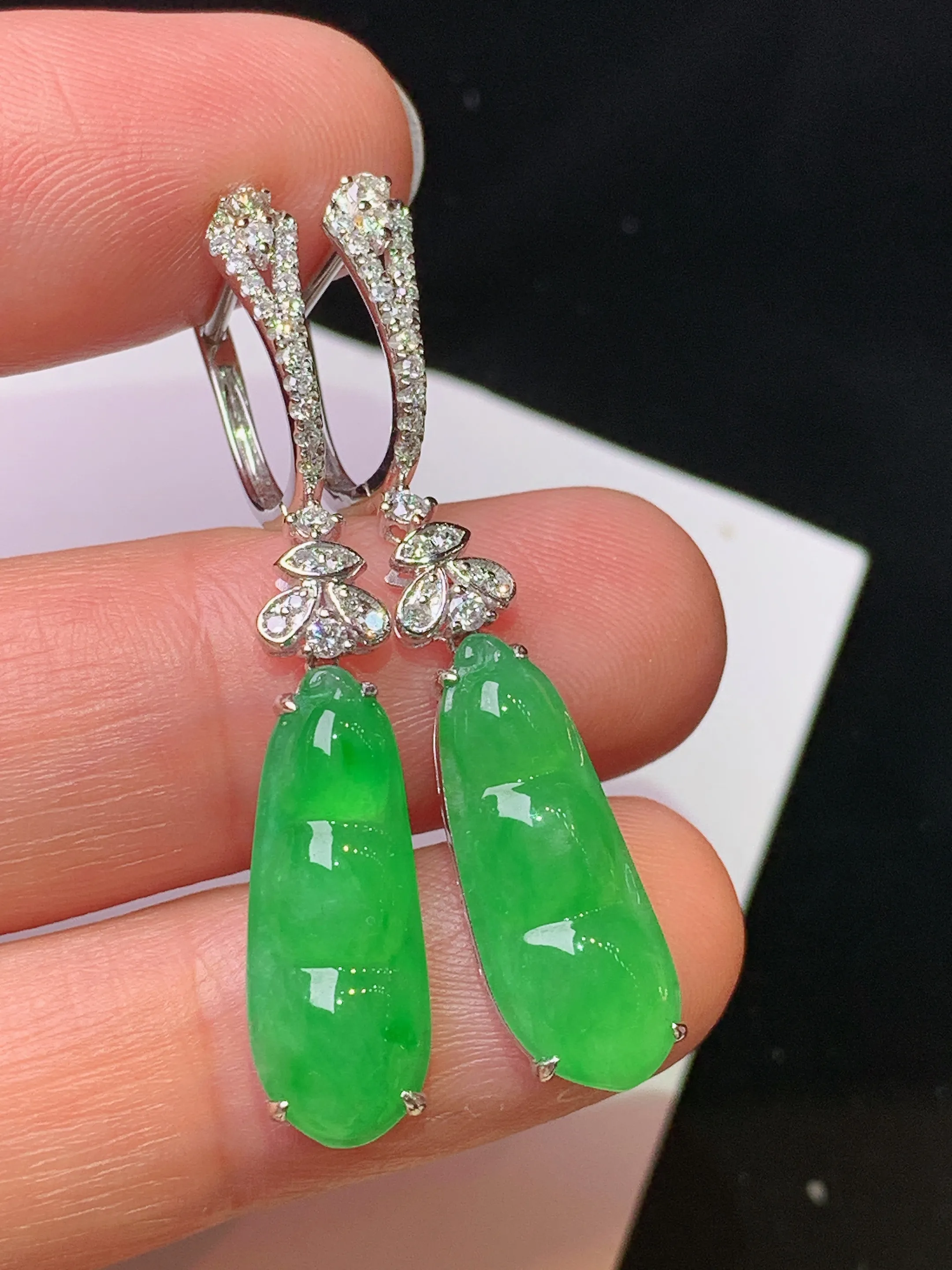 18k金钻镶嵌翠绿四季豆耳坠 玉质细腻 色泽清新艳丽 整体尺寸40*7.5*4.5