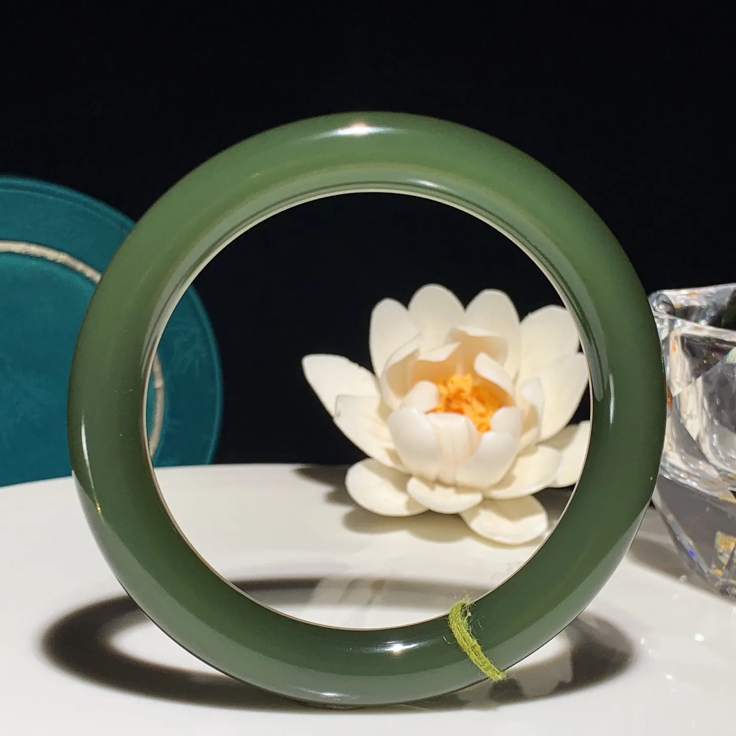 62圈口和田玉鸭蛋青俄罗斯碧玉圆条手镯。62圈口条宽10厚10重58克 玉质细腻油润。手推出油。佩戴高端典雅。lt251225