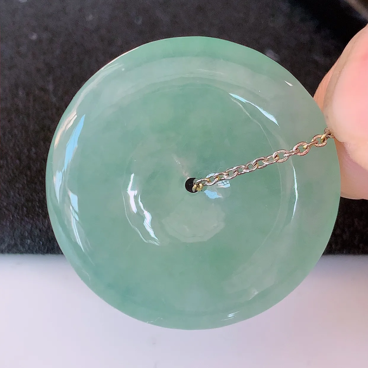 自然光实拍，冰种淡绿翡翠平安扣吊坠，玉扣，平安是福；很美的料子，平安扣佩戴优雅迷人！#57.28