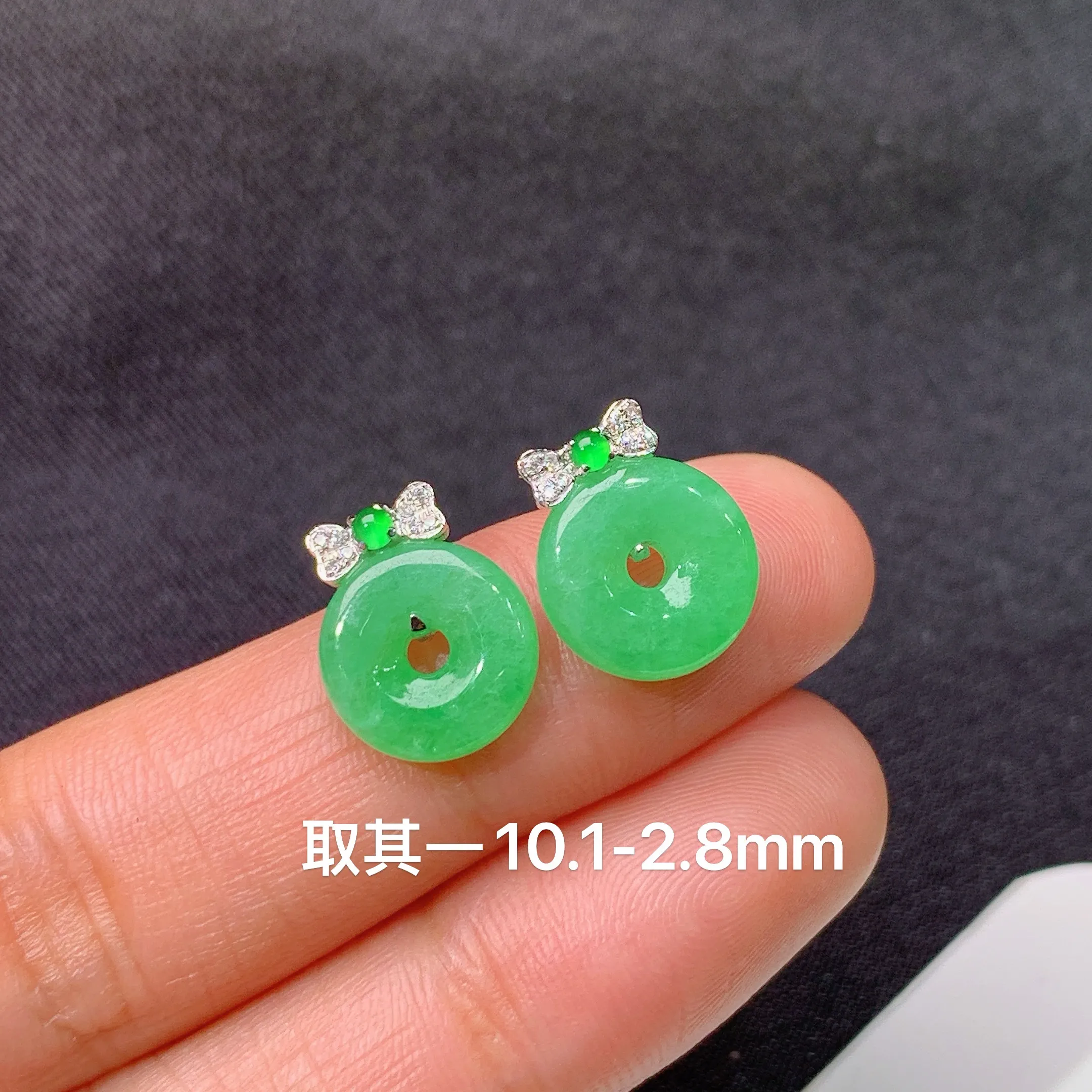 冰阳绿甜甜圈耳钉，18k金镶嵌，简约时尚，冰润色阳，种水足，整体尺寸10.1*2.8