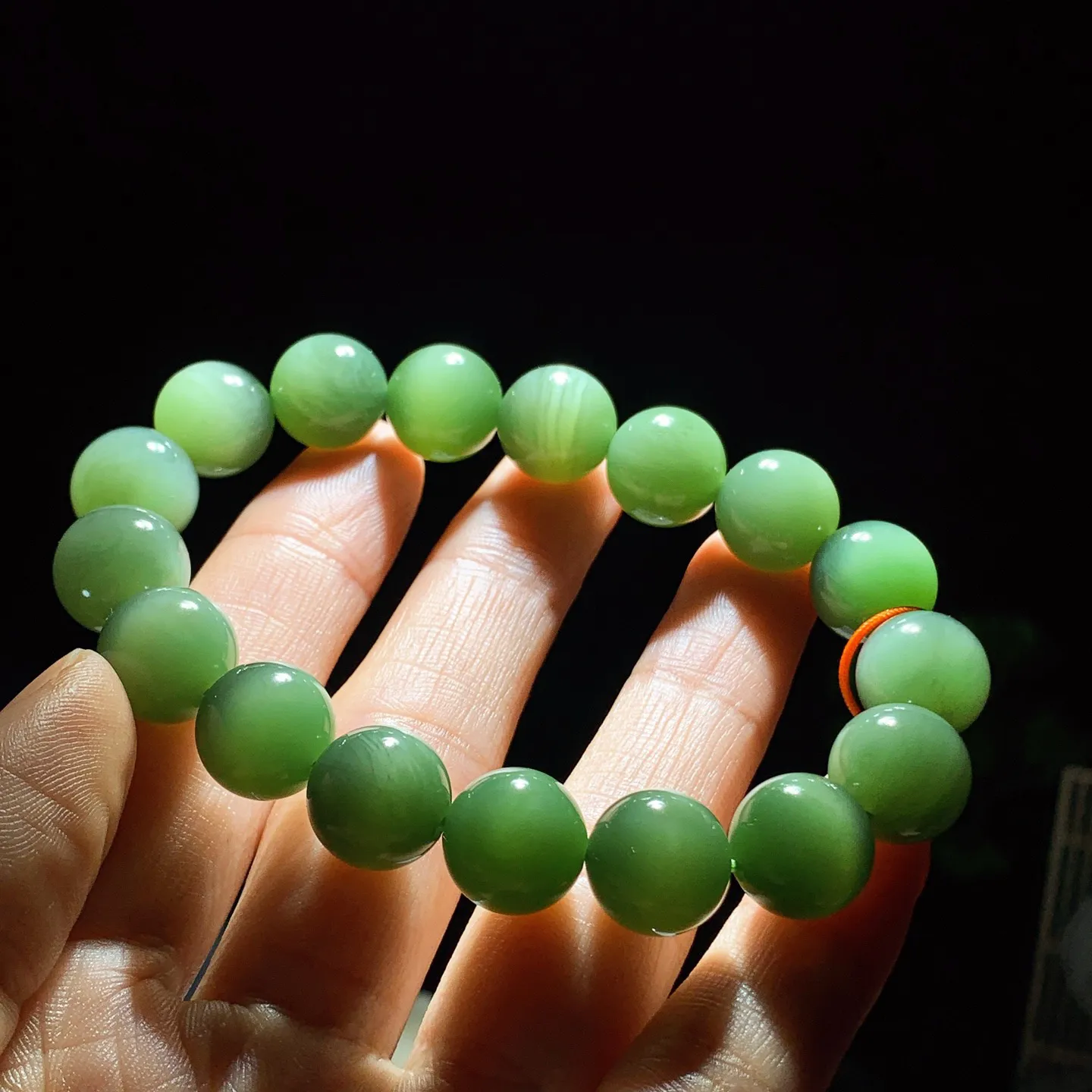 和田玉菠菜绿俄罗斯碧玉猫眼手串。手串。单颗尺寸12！玉质细腻油润。手推出油。佩戴高端典雅。lt251227