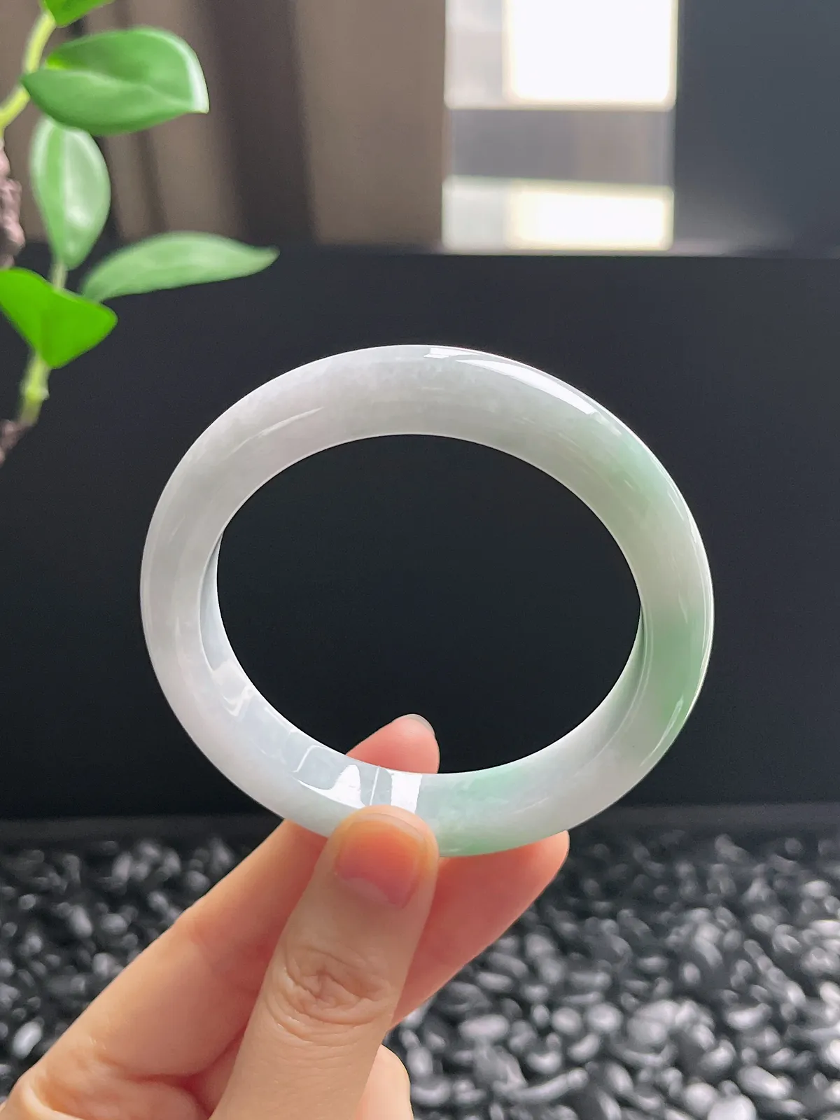 正圈55.7圈口，翡翠糯化种飘绿手镯