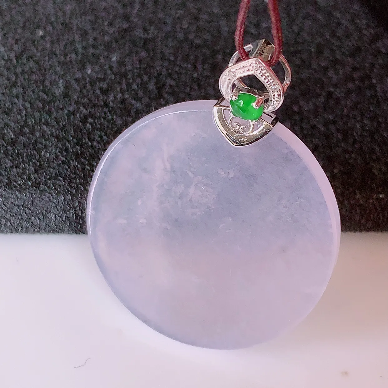 自然光实拍，18K金镶嵌冰种翡翠平安无事牌吊坠，平平安安，无事牌翠色灵动，佩戴平安时尚！#00.28整体30.8*24.2*4.6裸石24.2*24.2