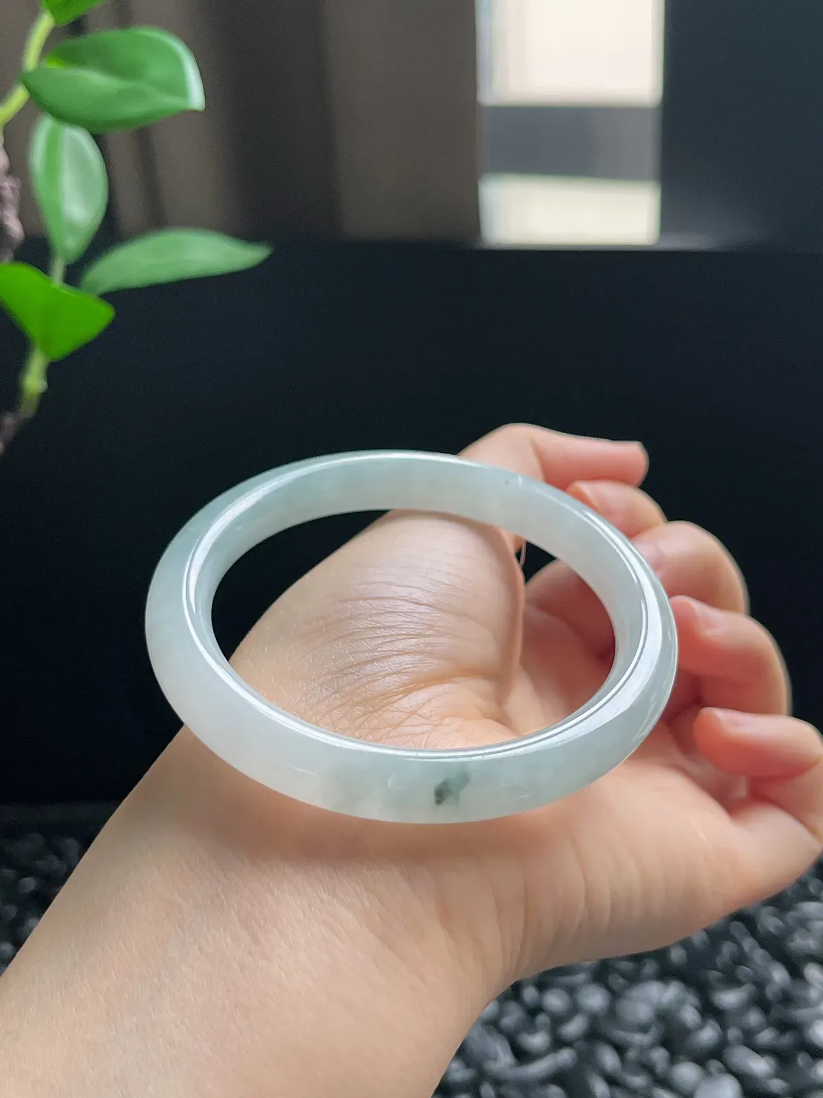 圆镯54.8圈口，翡翠糯化种白色手镯